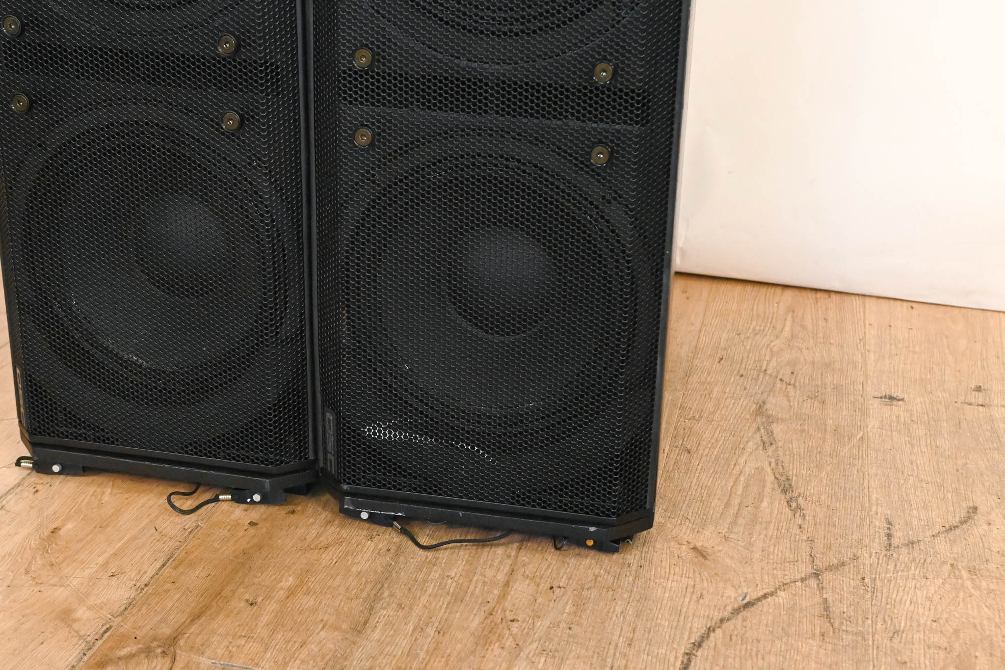 QSC WideLine-10 Dual 10-Inch Wide Line Array Speaker (PAIR)