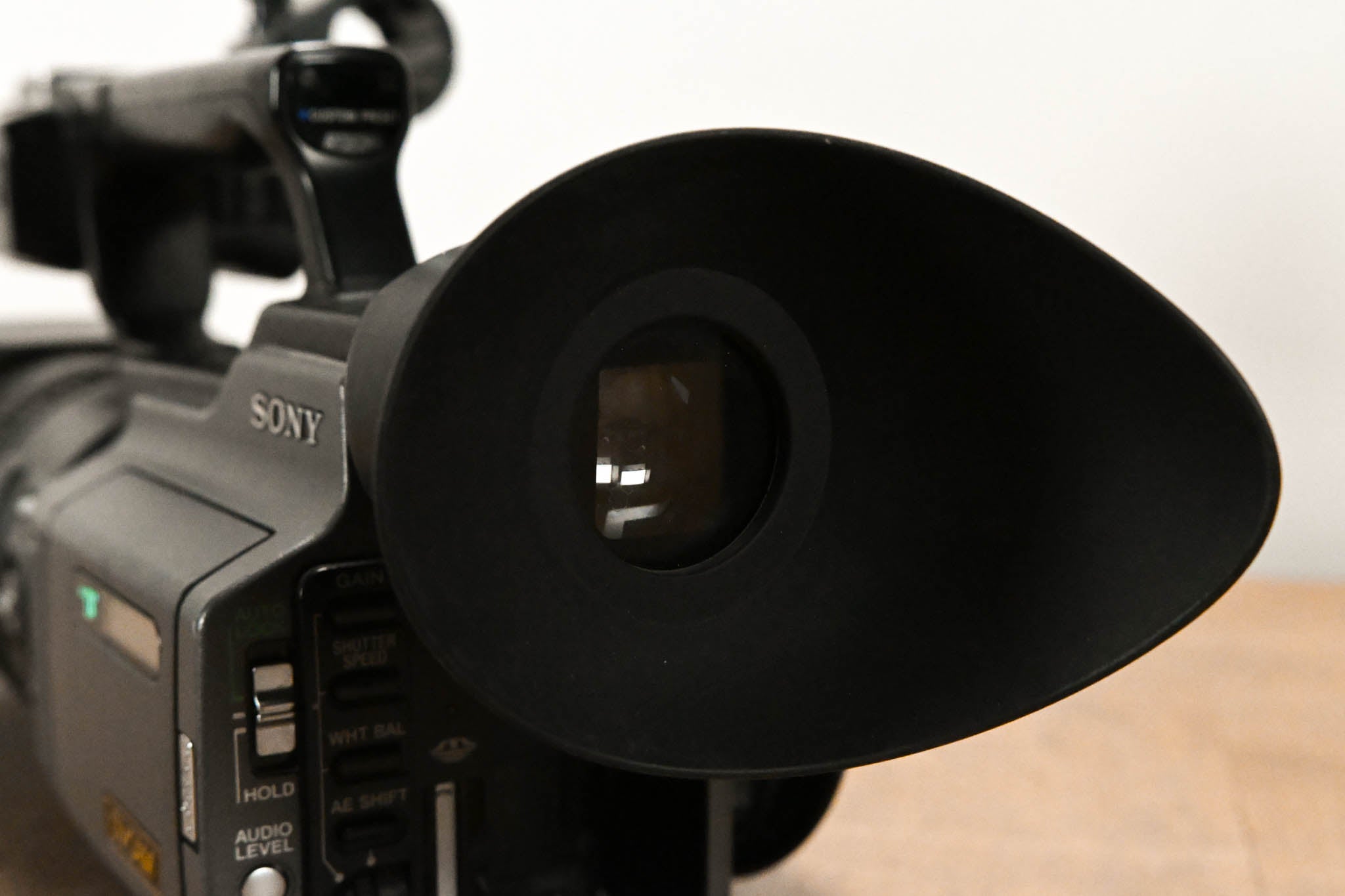 Sony DSR-PD170 3-CCD Mini DVCAM Camcorder