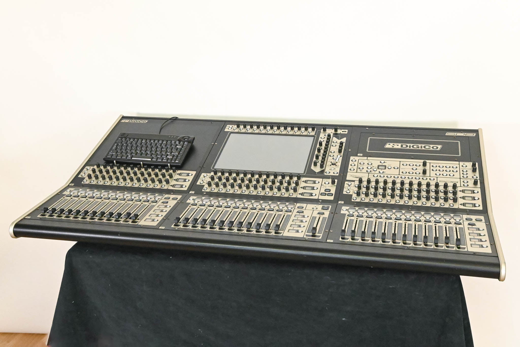 DiGiCo SD8 120-Channel Digital Mixing Console w/ Waves Card + ST Optical