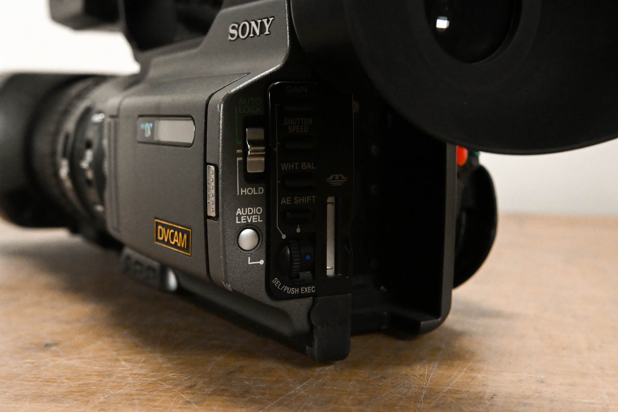 Sony DSR-PD170 3-CCD Mini DVCAM Camcorder