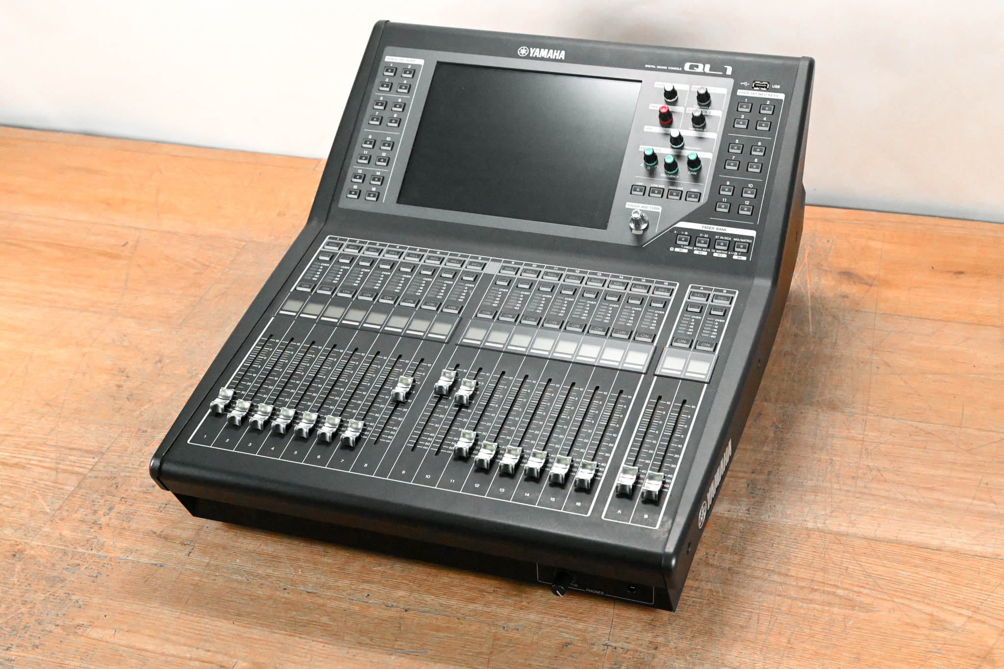 Yamaha QL1 16-Input / 8-Output Digital Mixing Console