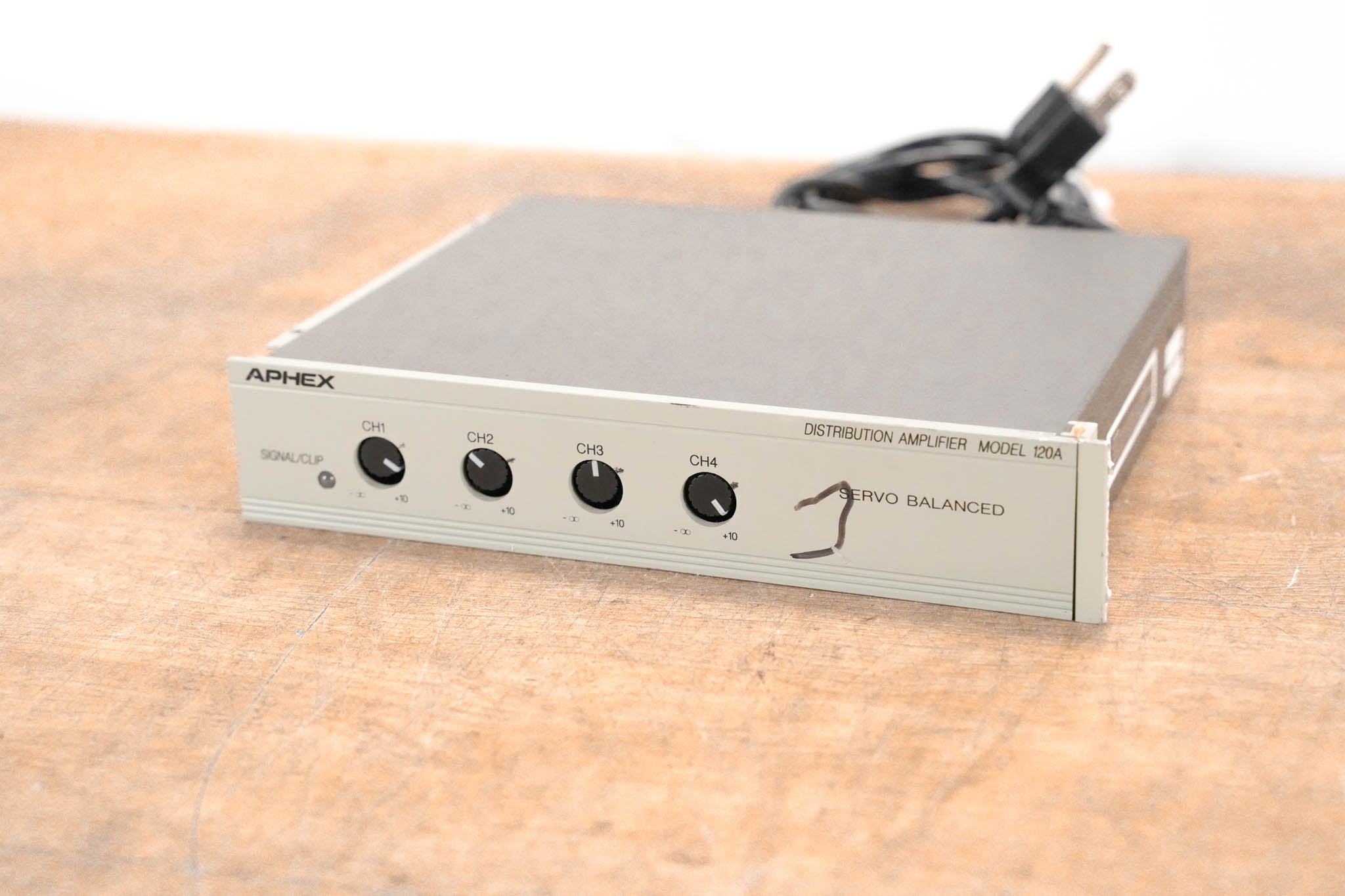 Aphex 120A Distribution Amplifier with 1 XLR Input and 4 XLR Outputs