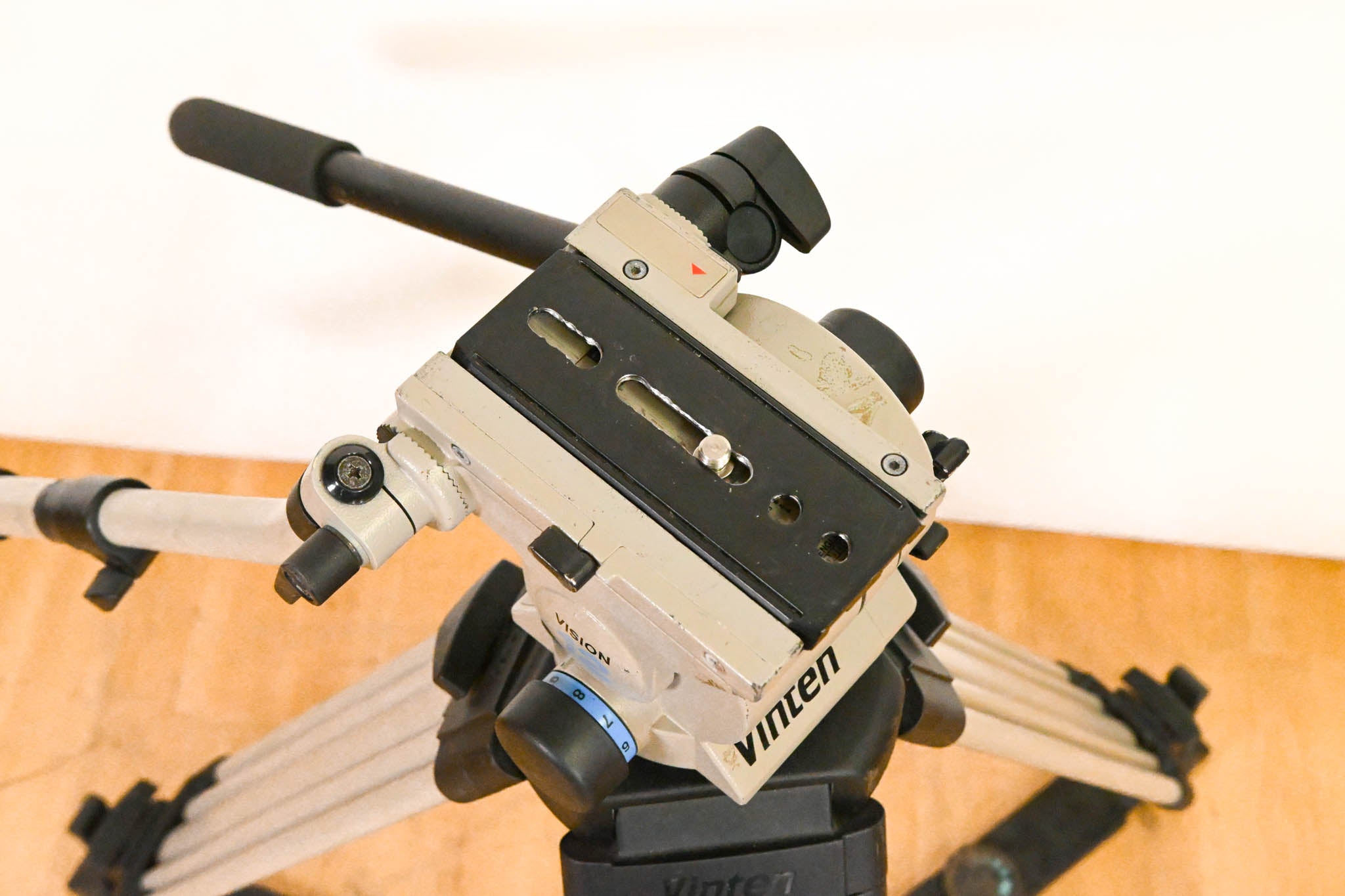 Vinten Vision 12 SD Fluid Head with Aluminum Tripod