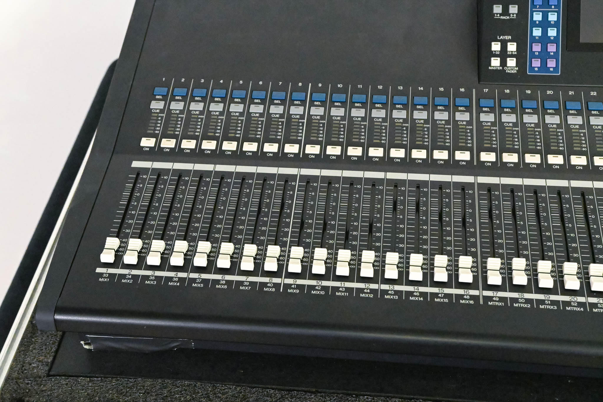 Yamaha LS9-32 32-Input Digital Mixing Console with Road Case