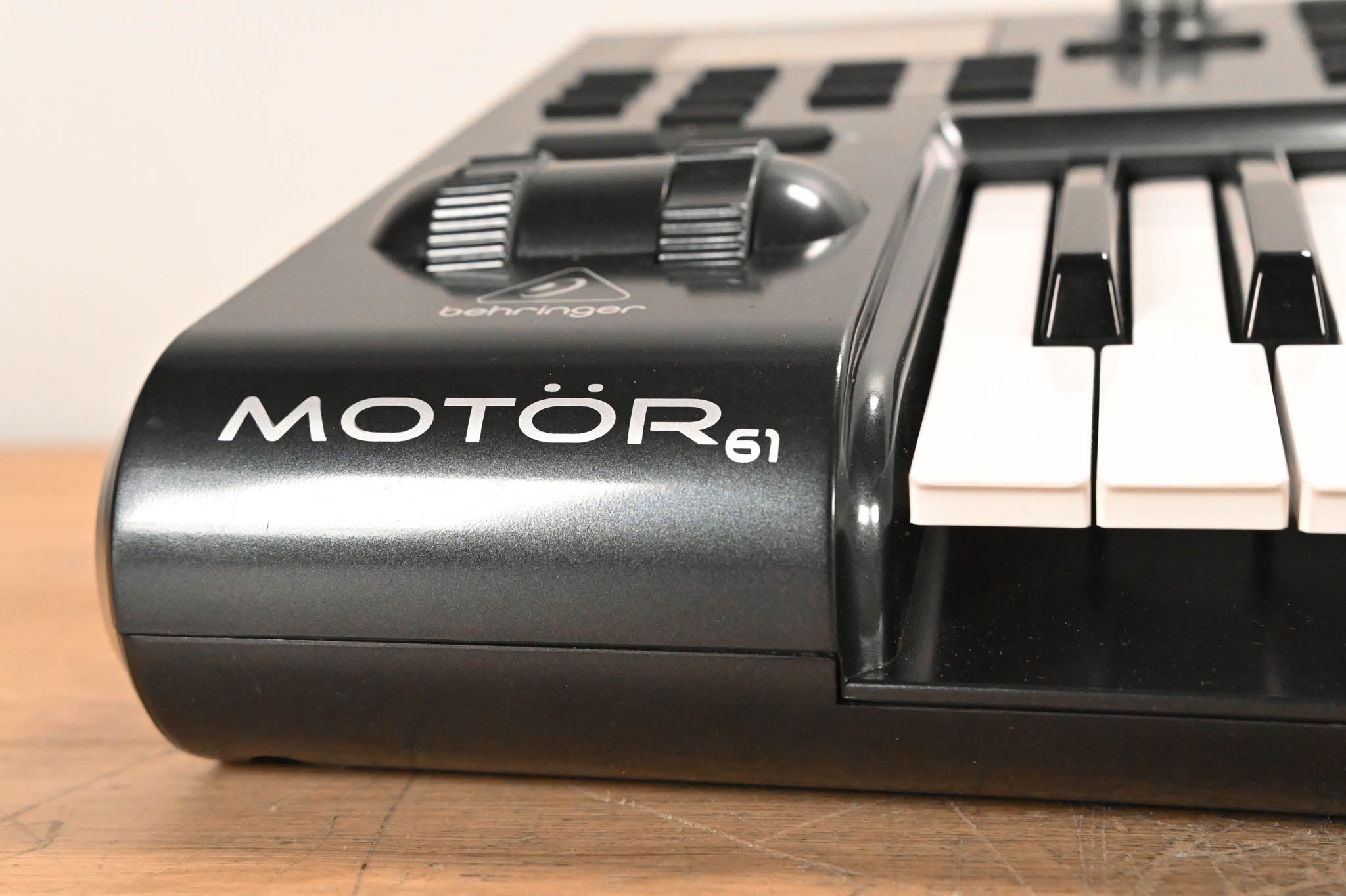Behringer Motor 61 61-Key USB/MIDI Controller Keyboard (NO POWER SUPPLY)