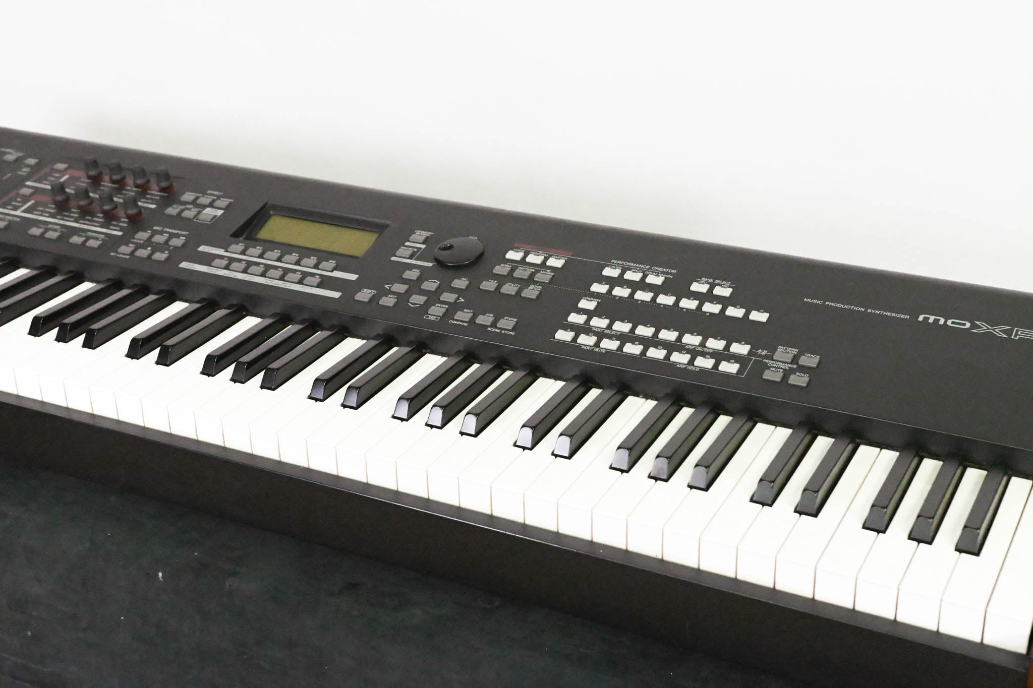 Yamaha MOXF8 88-Key Synthesizer Workstation (NO POWER SUPPLY)
