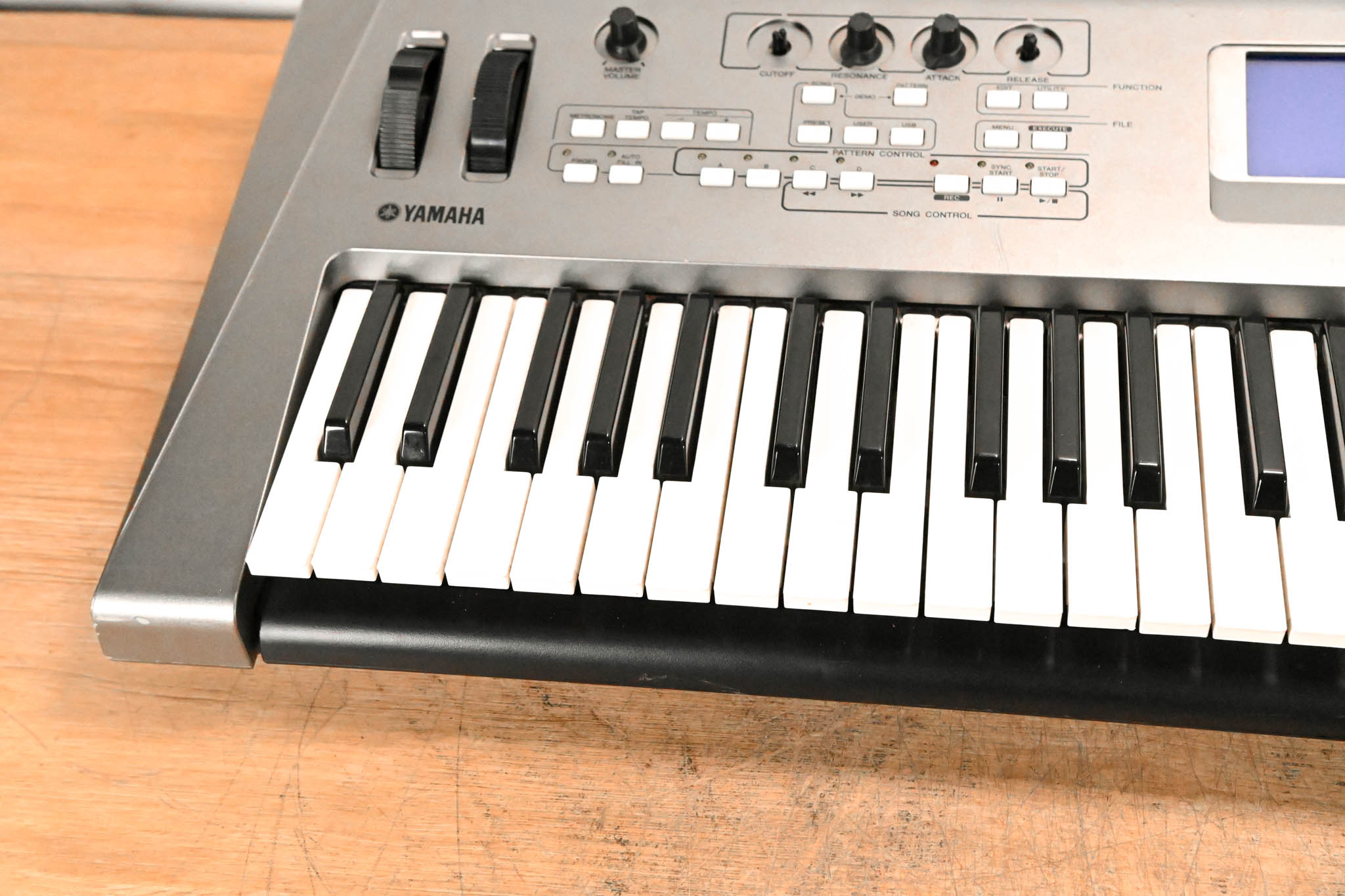 Yamaha MM6 61-Key Synthesizer Keyboard (NO POWER SUPPLY)