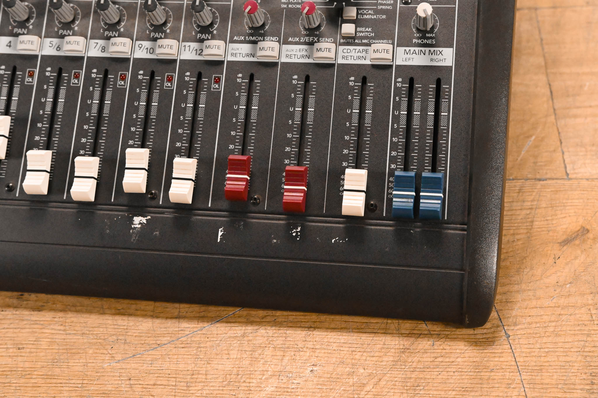 Mackie DFX-12 12-Channel Mixer with Digital Effects
