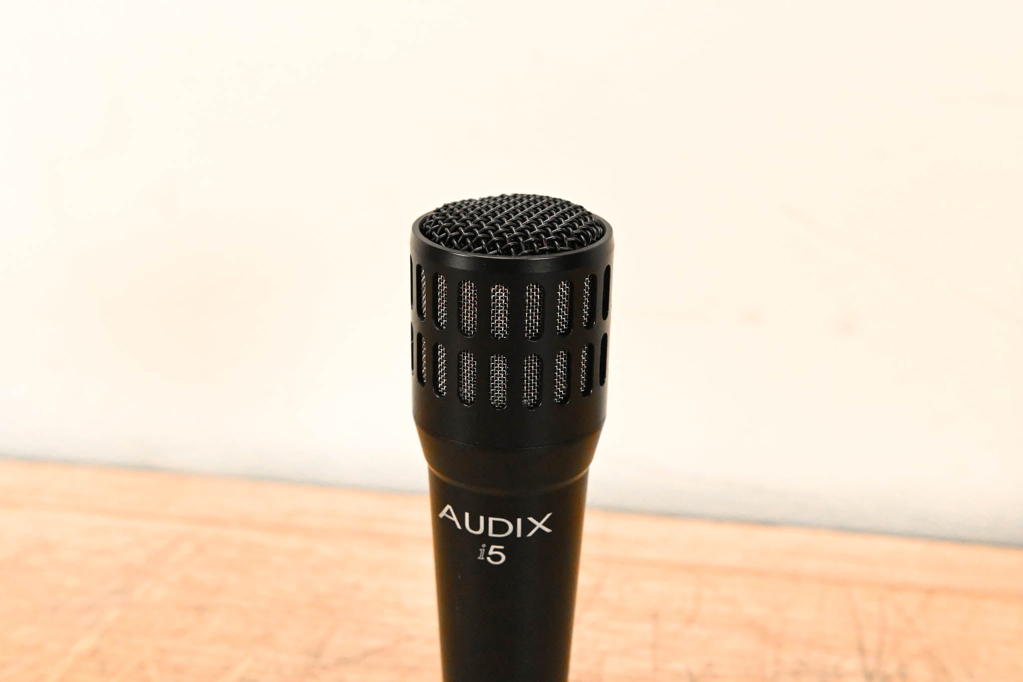 Audix i5 Cardioid Dynamic Instrument Microphone w/ CabGrabber Mic Clamp