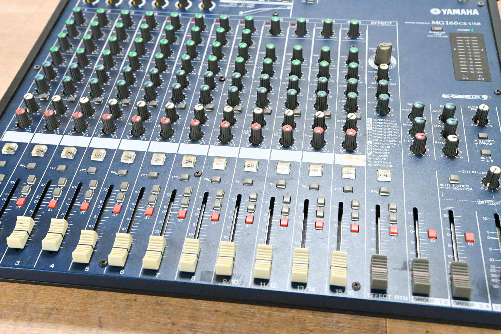 Yamaha MG166CX-USB 16-Channel 4-Bus Rack-Mountable Mixer with USB