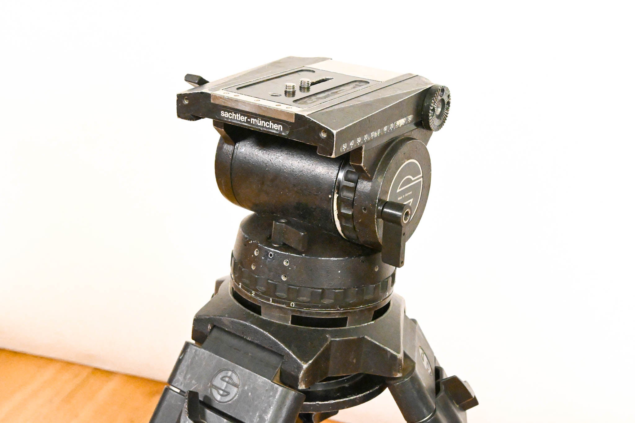 Sachtler 100mm Fluid Head w/ 5151 1-Stage Aluminum Tripod & Spreader