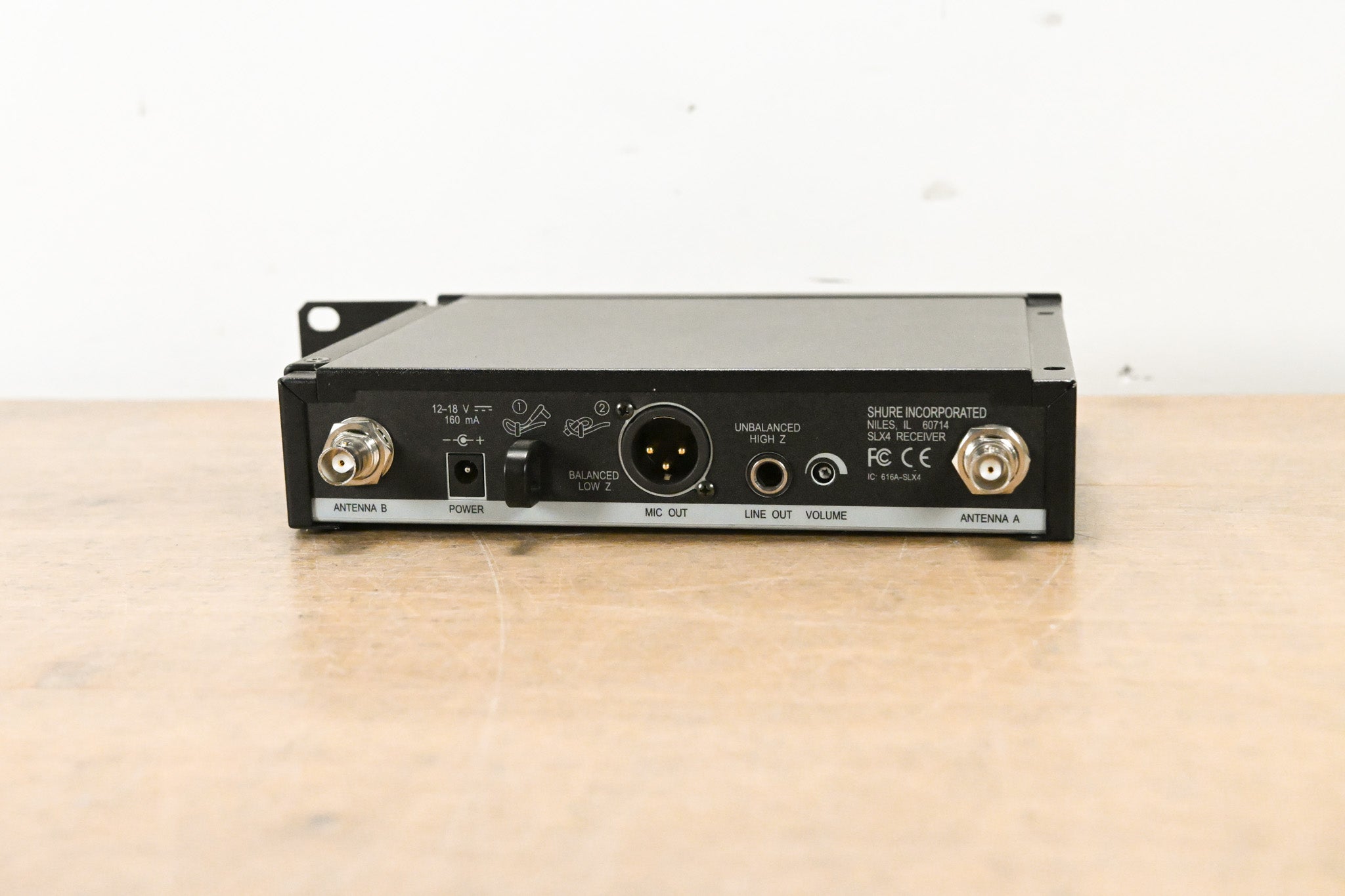 Shure SLX4 Wireless Receiver - J3 Band: 572-596 MHz (NO POWER SUPPLY)