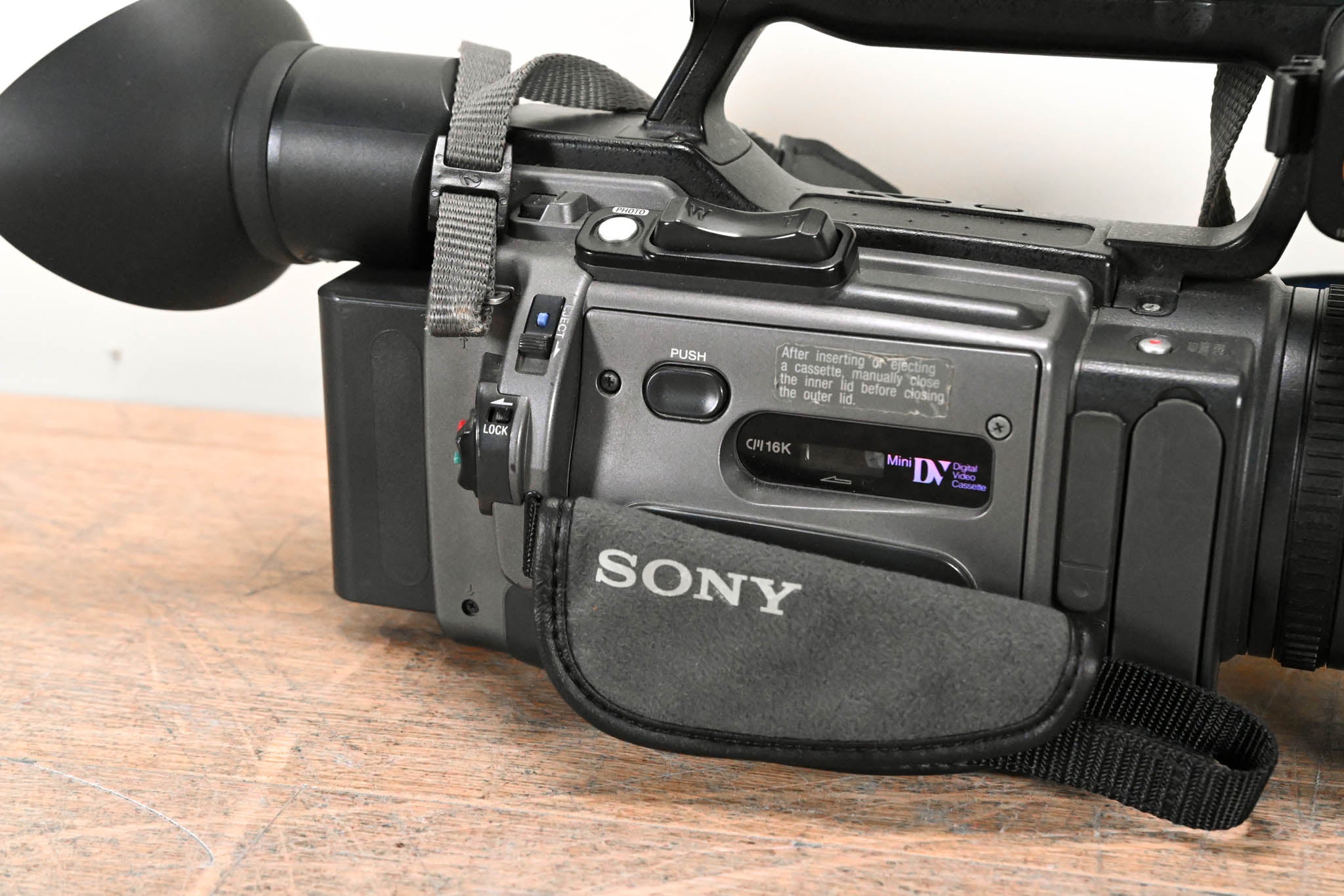 Sony DSR-PD170 3-CCD Mini DVCAM Camcorder