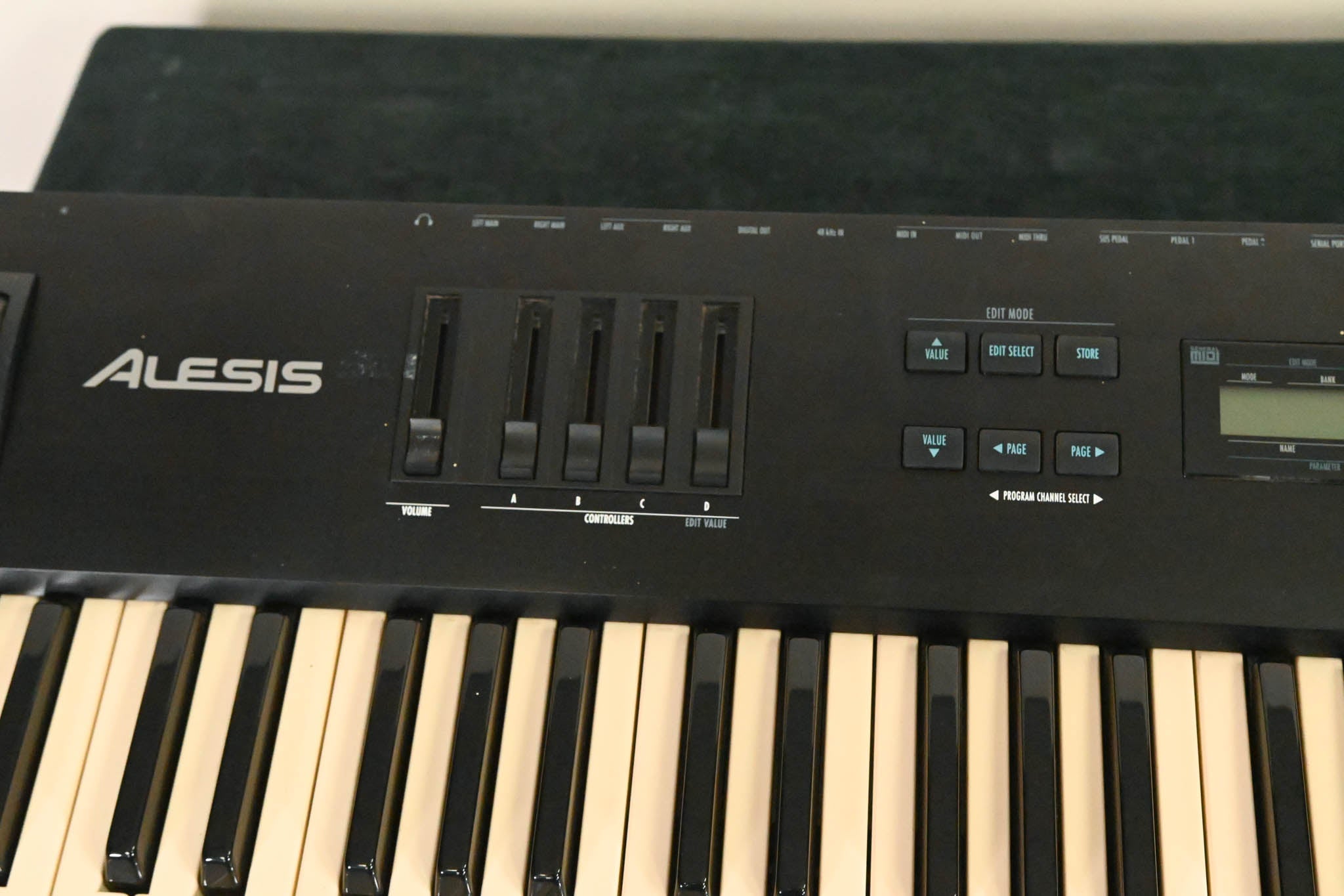Alesis QS7 76-Key Synthesizer Keyboard