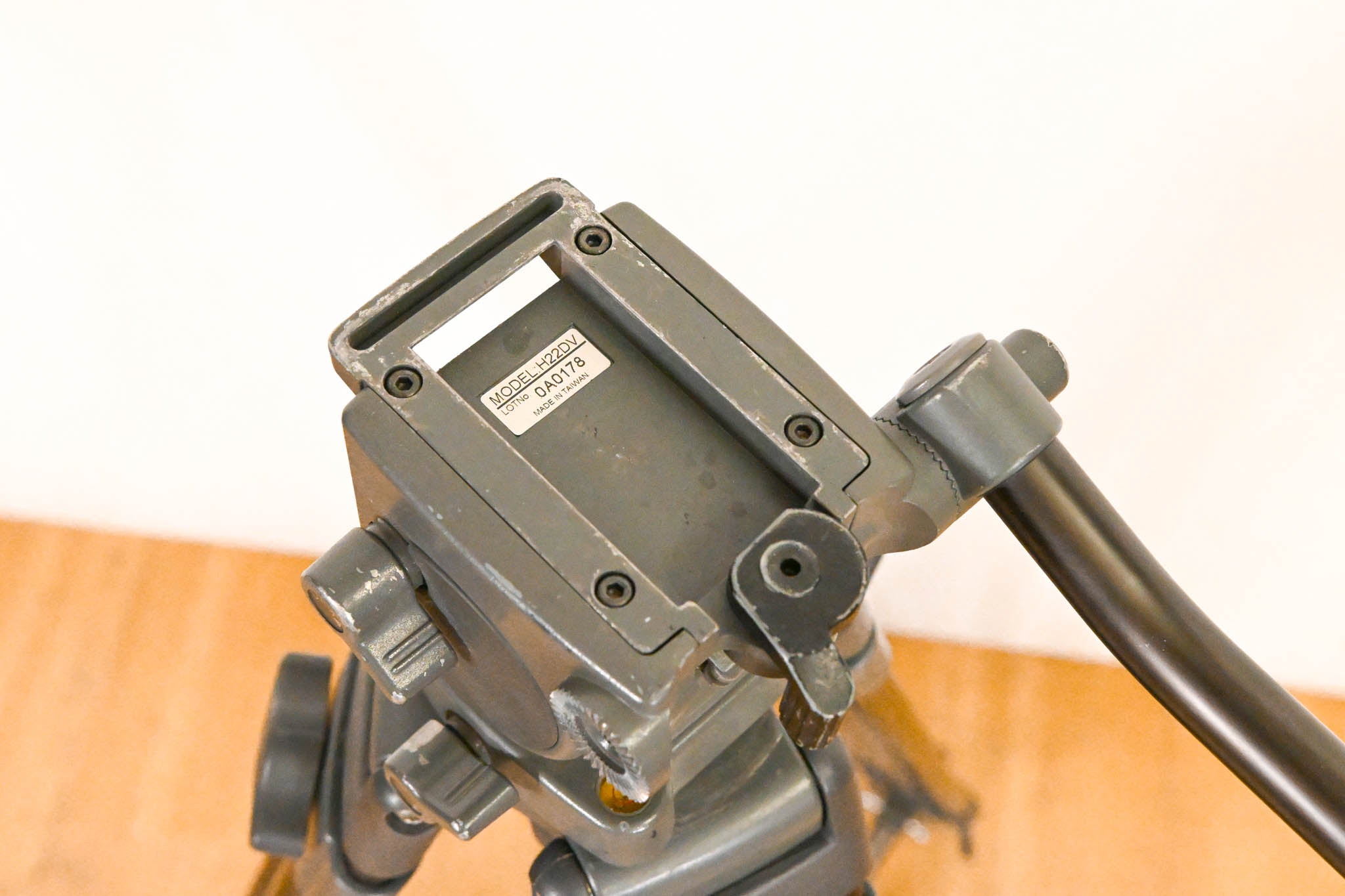 Libec H22 DV Fluid Head with T58 Tripod Legs