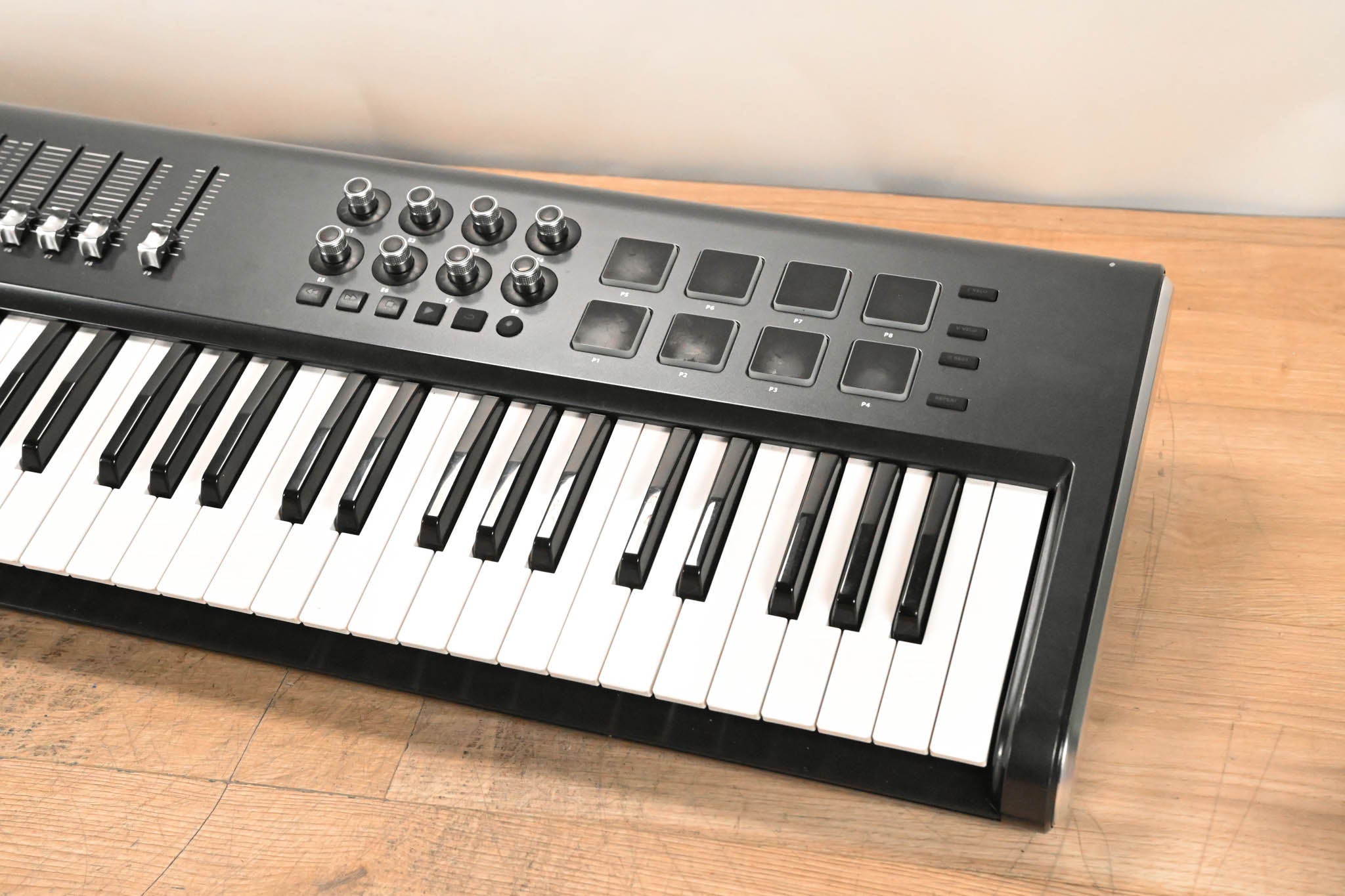 Behringer Motor 61 61-Key USB/MIDI Controller Keyboard (NO POWER SUPPLY)