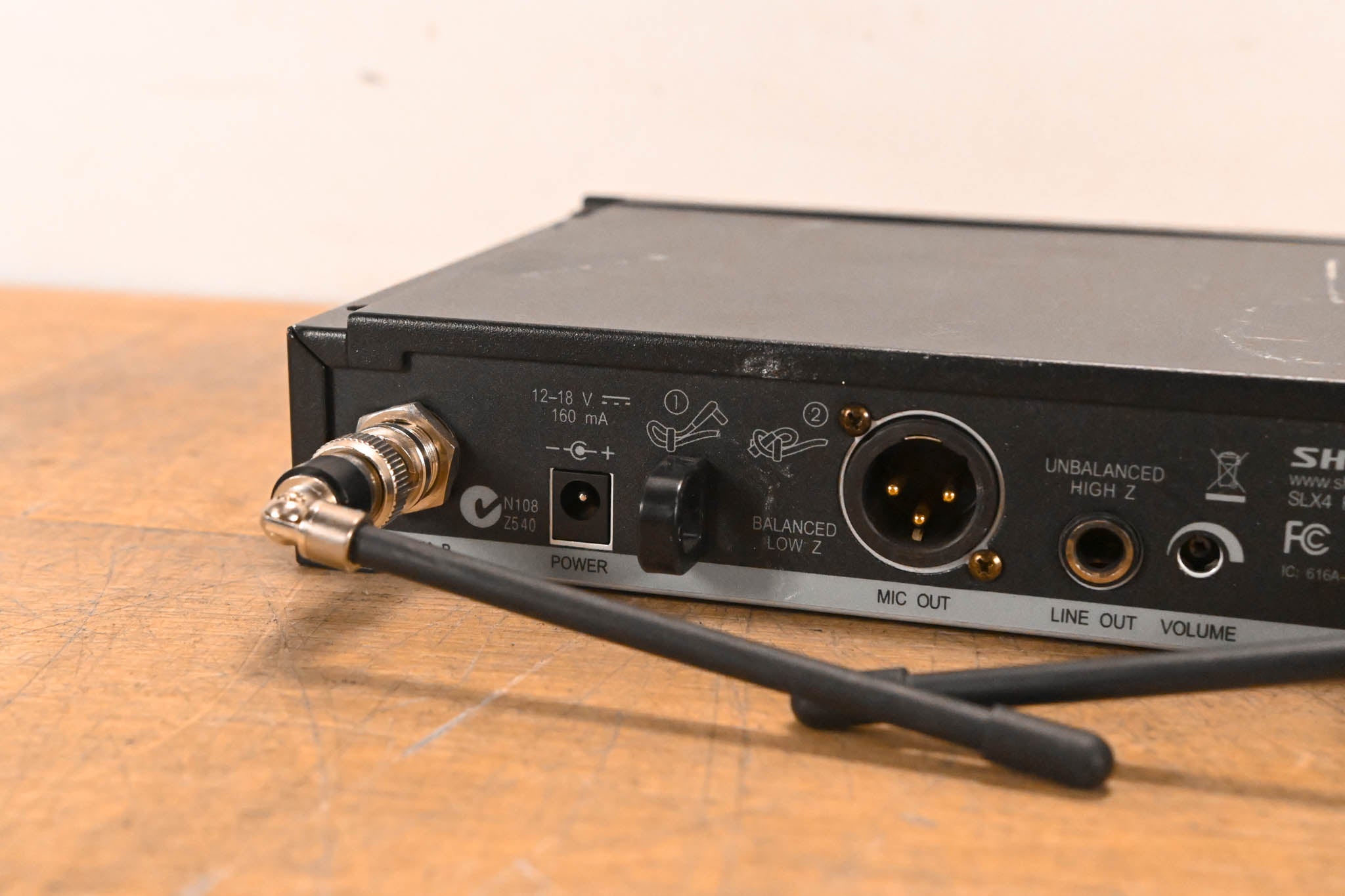 Shure SLX4 Wireless Receiver - J3 Band: 572-596 MHz (NO POWER SUPPLY)