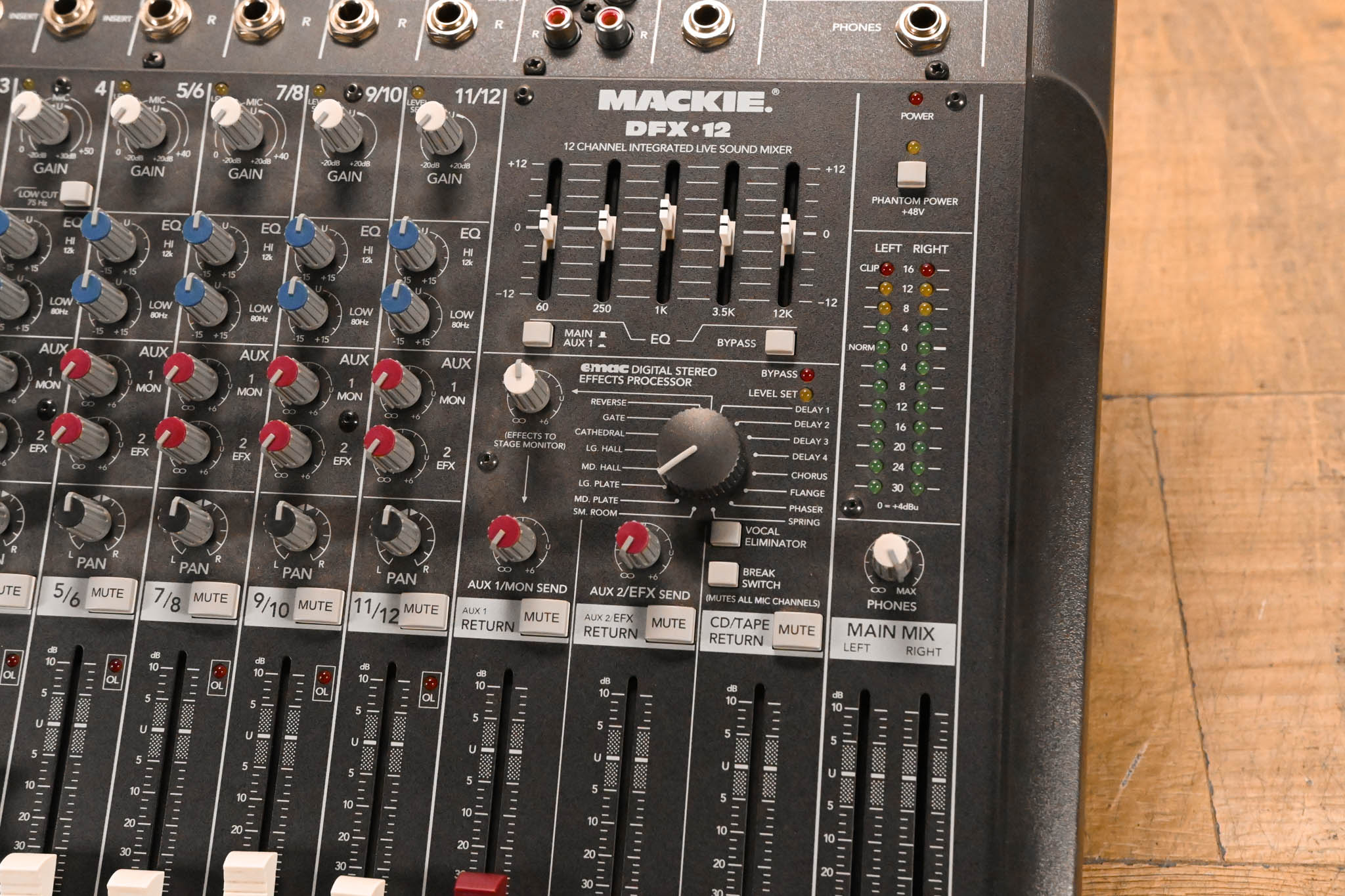 Mackie DFX-12 12-Channel Mixer with Digital Effects