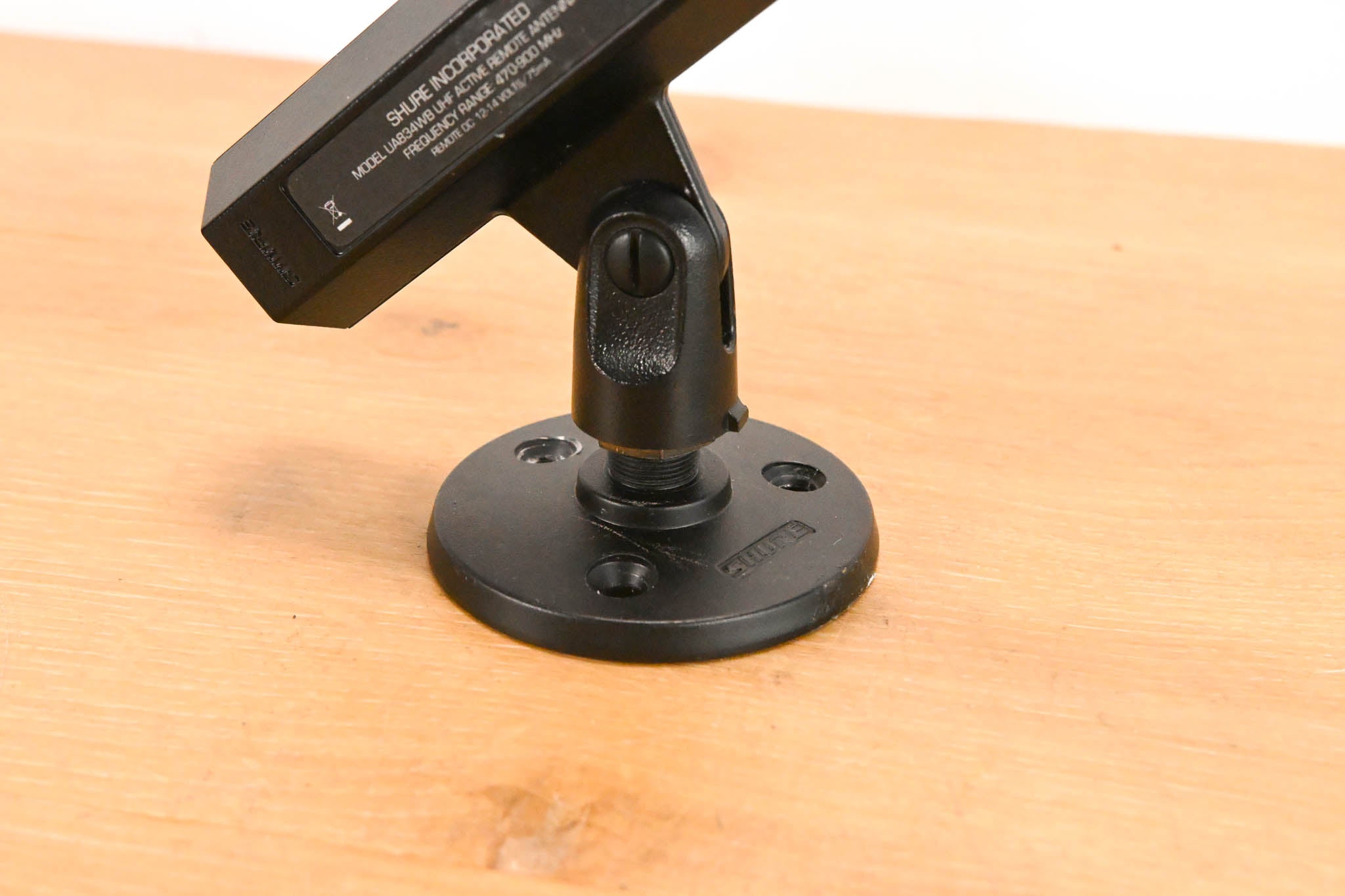 Shure UA834WB In-Line Antenna Amplifier with Stand - 470-900 MHz