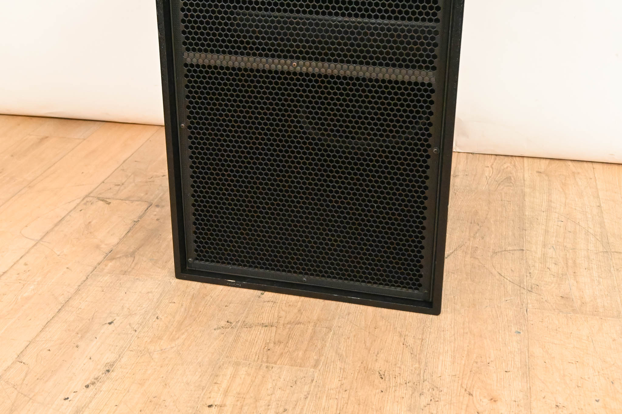 Meyer Sound DS-4P Self-Powered Mid-Bass Reinforcement Loudspeaker