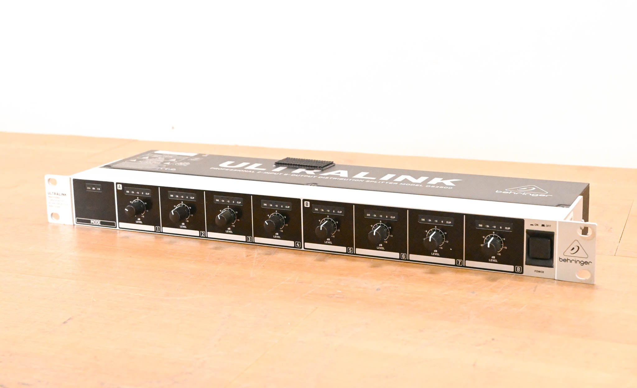 Behringer ULTRALINK DS2800 2-Input 8-Output Distribution Splitter