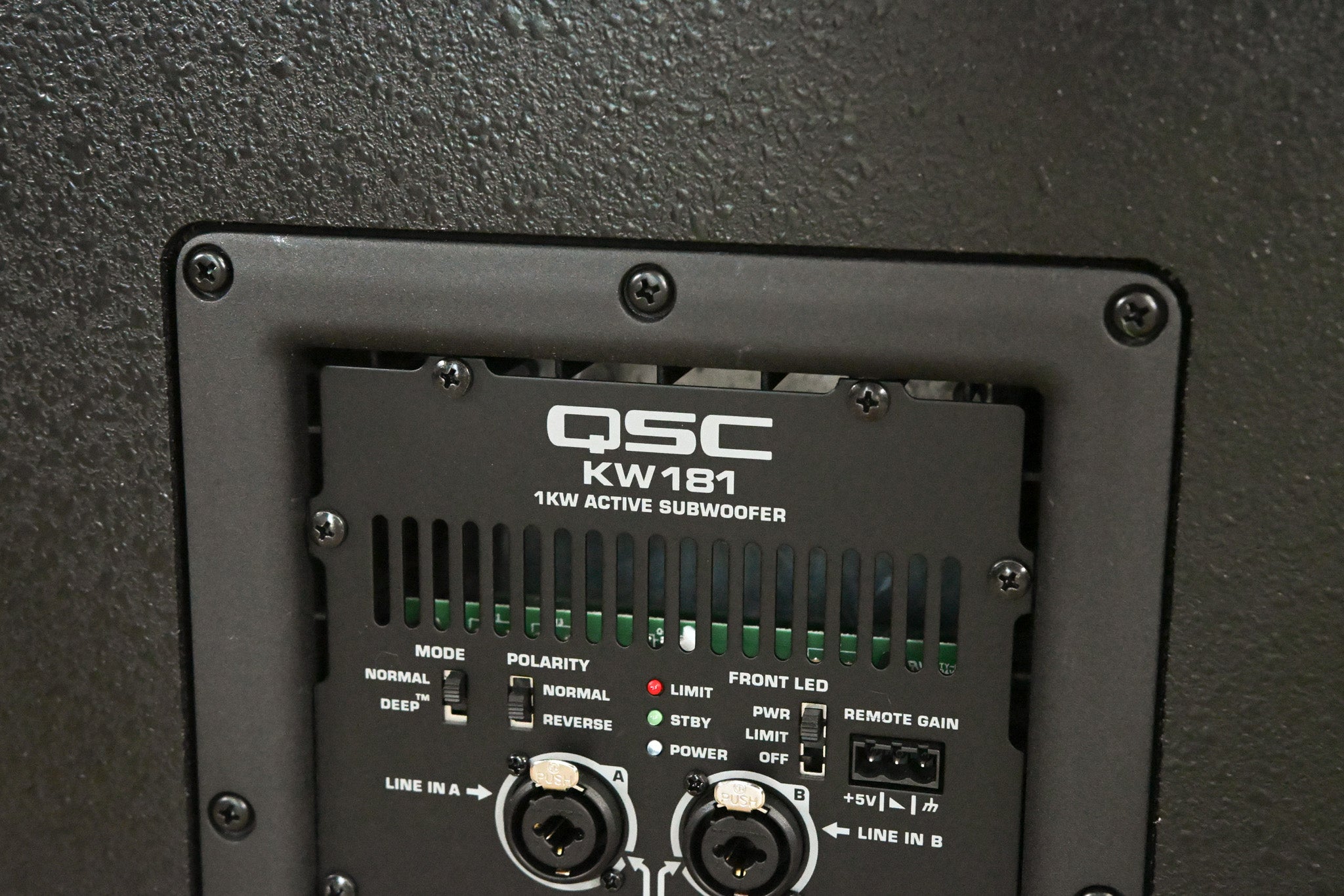 QSC KW181 1000W 18" Powered Subwoofer