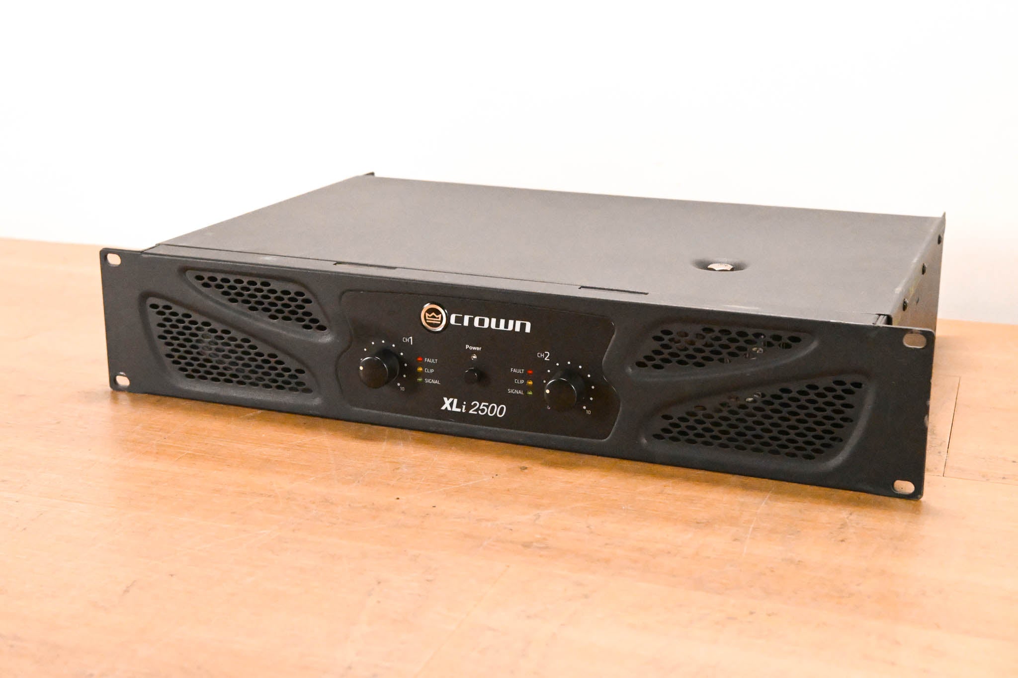 Crown XLi 2500 Two-channel, 750W @ 4 Ohms Power Amplifier