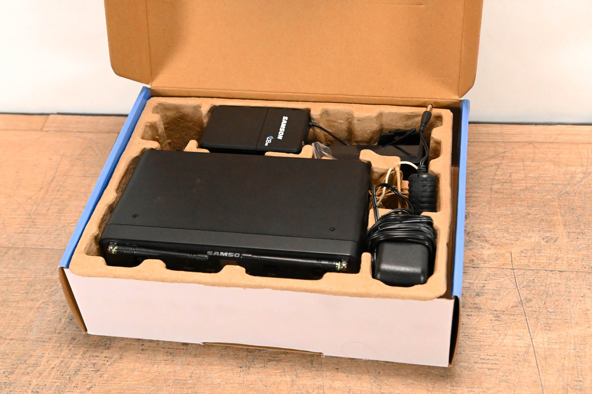 Samson Concert 88x Earset Wireless System with Microphone - 470-494 MHz