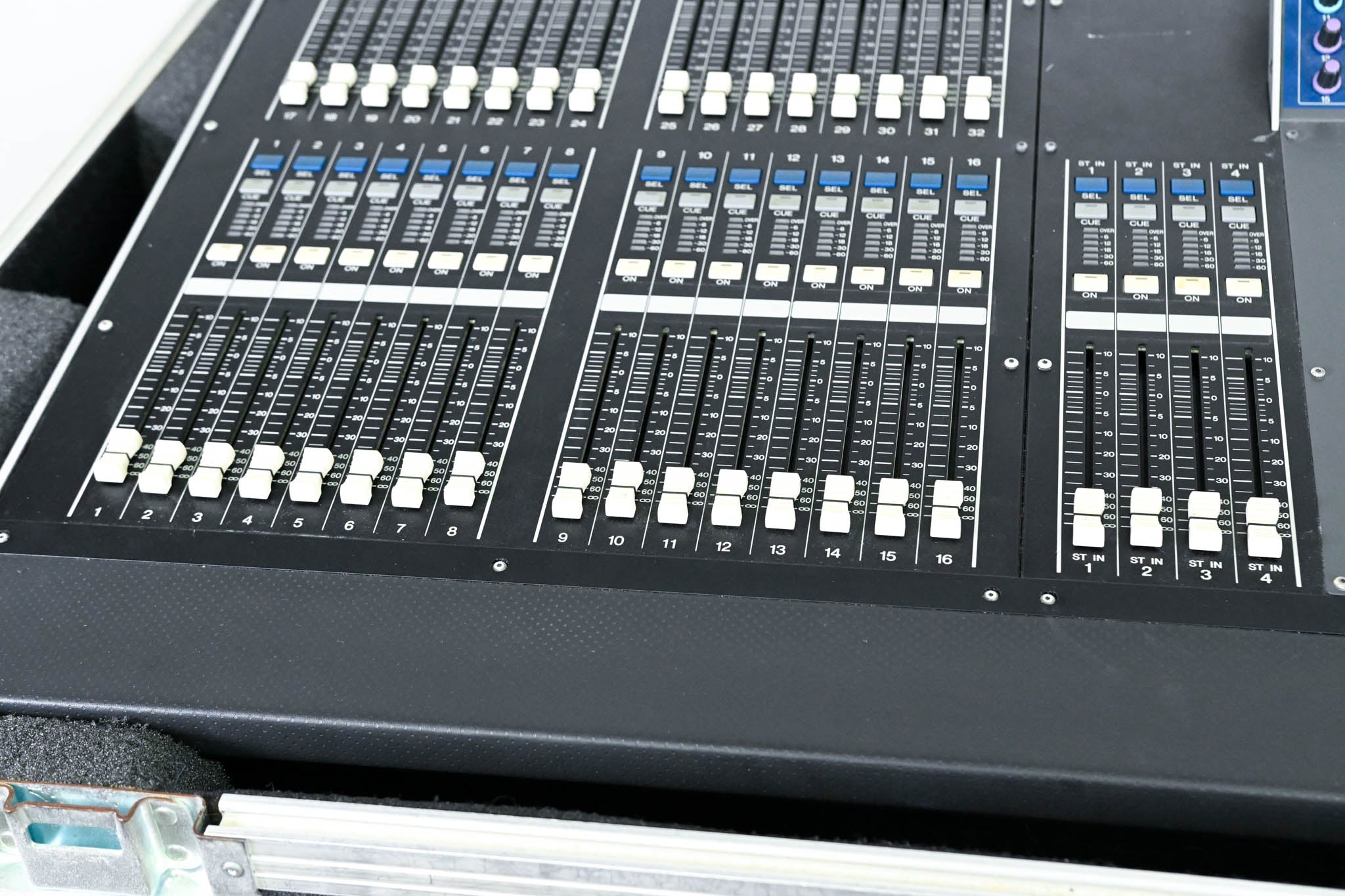 Yamaha M7CL-32 32-Channel Digital Audio Mixer with Road Case