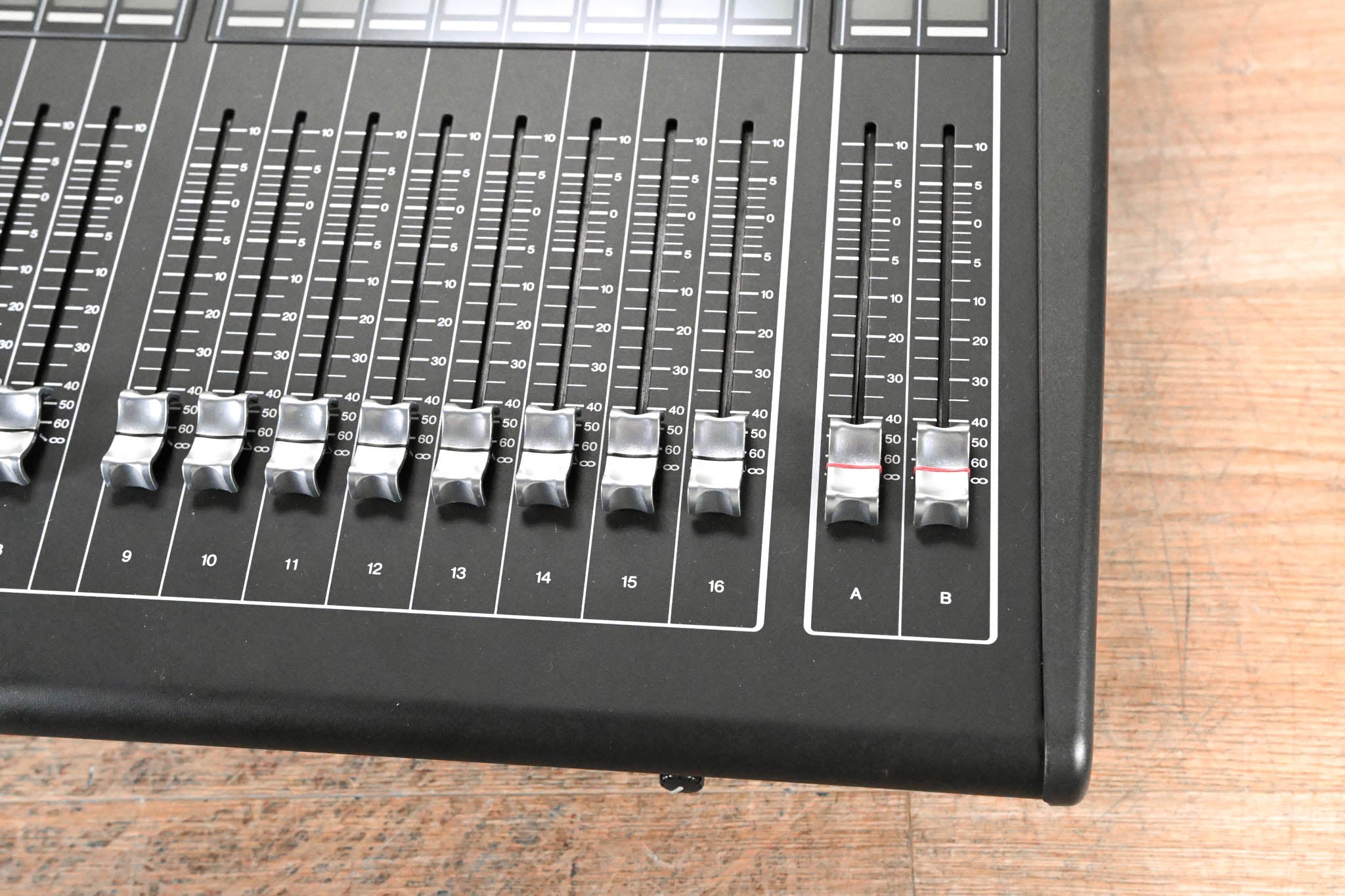 Yamaha QL1 16-Input / 8-Output Digital Mixing Console