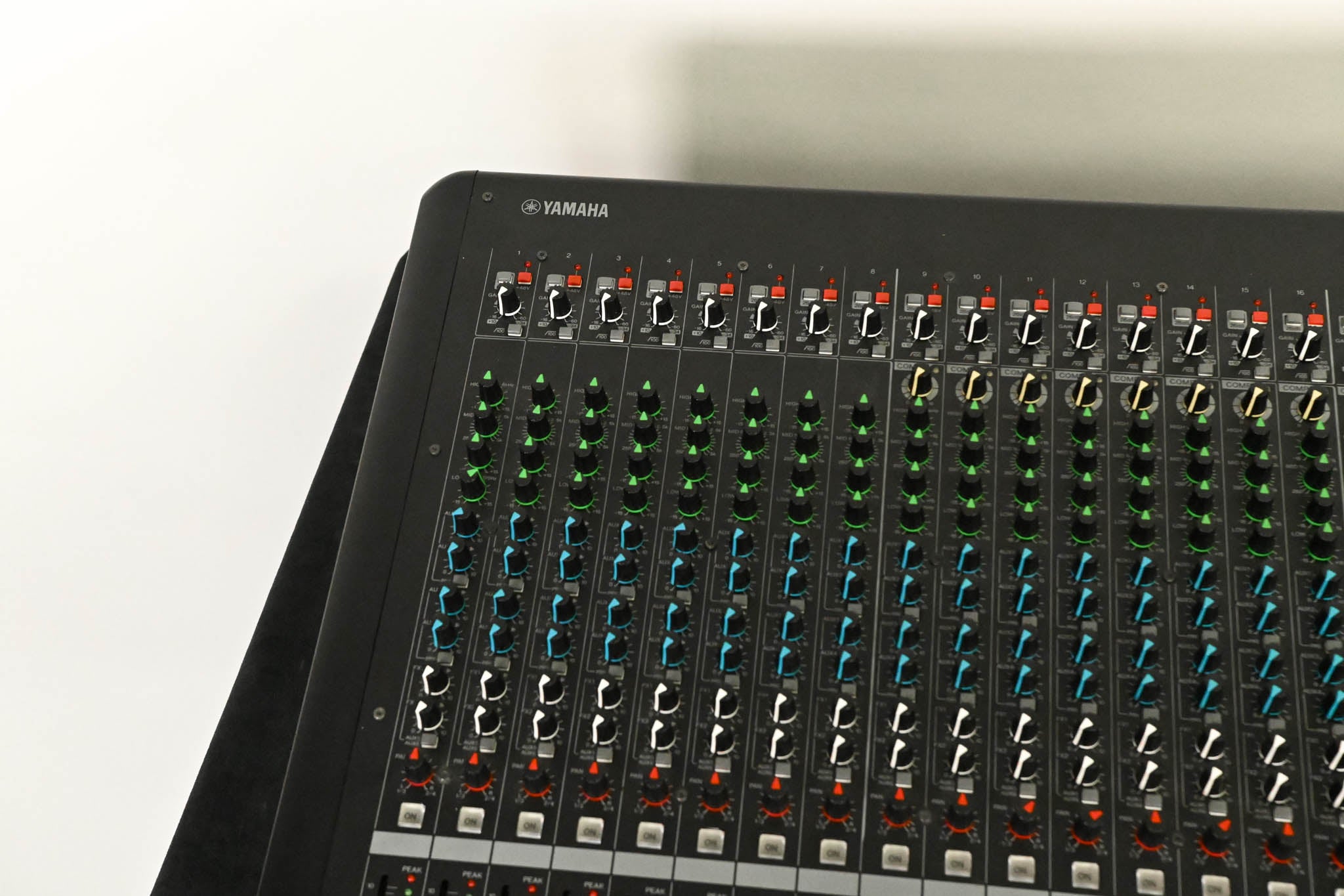 Yamaha MGP32X 32-Channel Mixer with USB and Effects