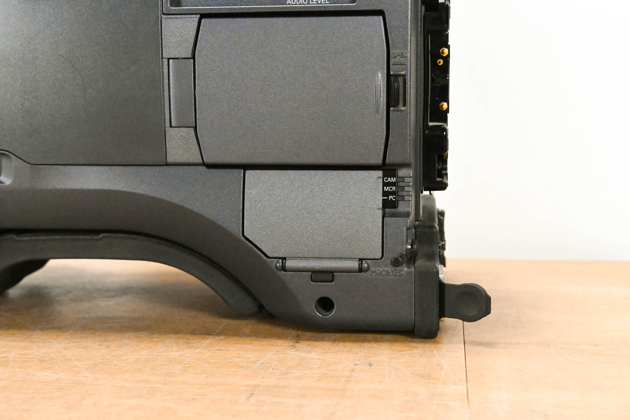 Panasonic AG-HPX500P 2/3" Shoulder-Mounted P2HD Camcorder