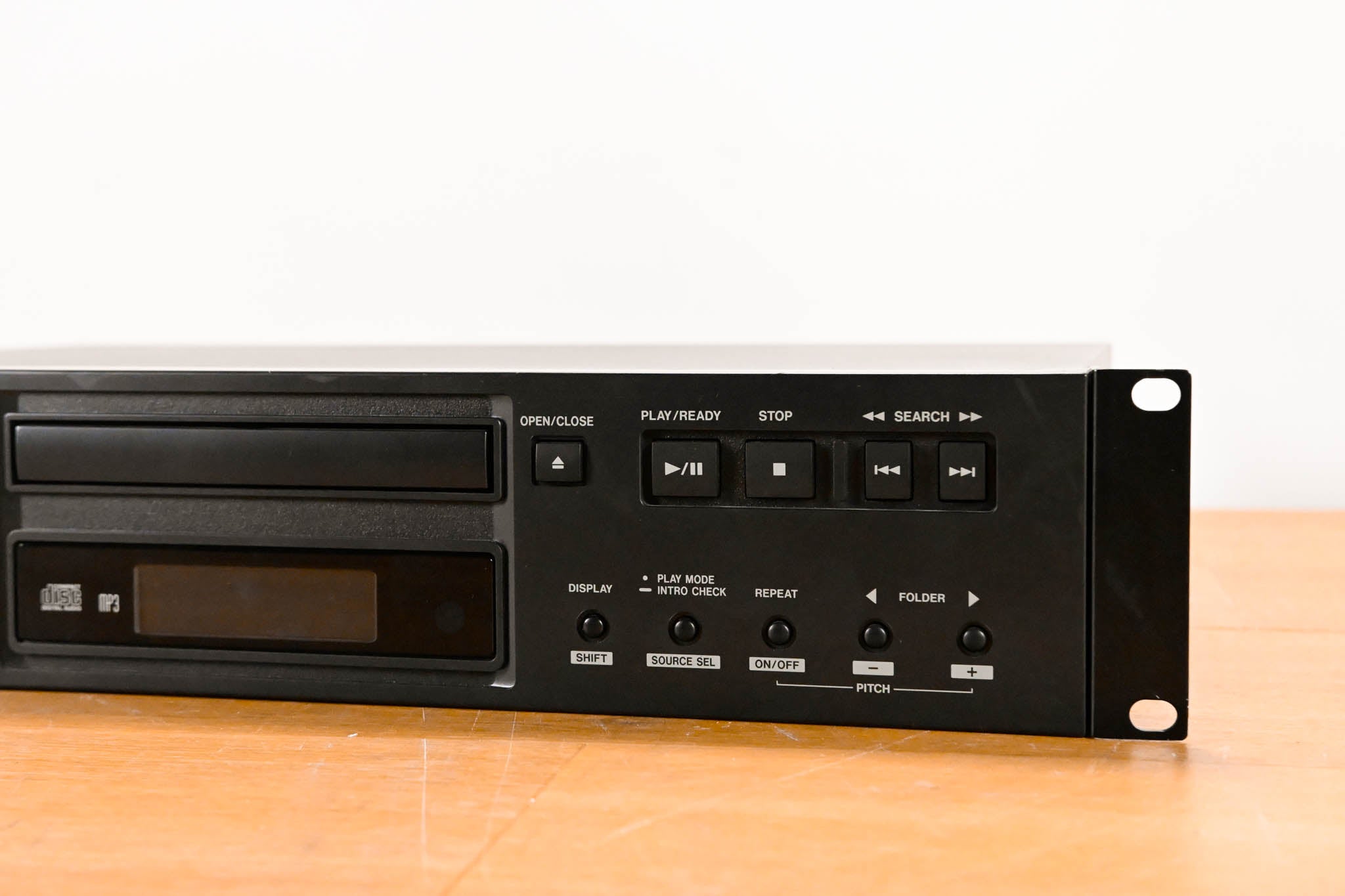 TASCAM CD-200i Rackmountable CD Player with iPod Dock