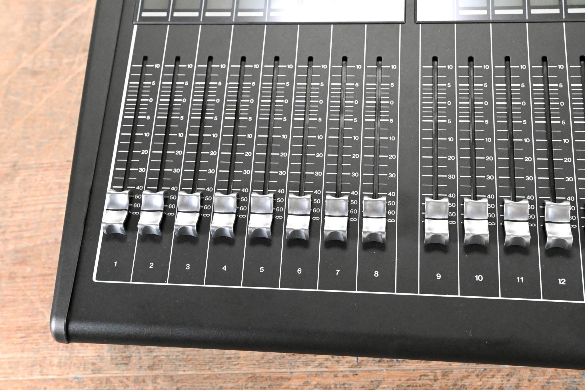 Yamaha QL1 16-Input / 8-Output Digital Mixing Console