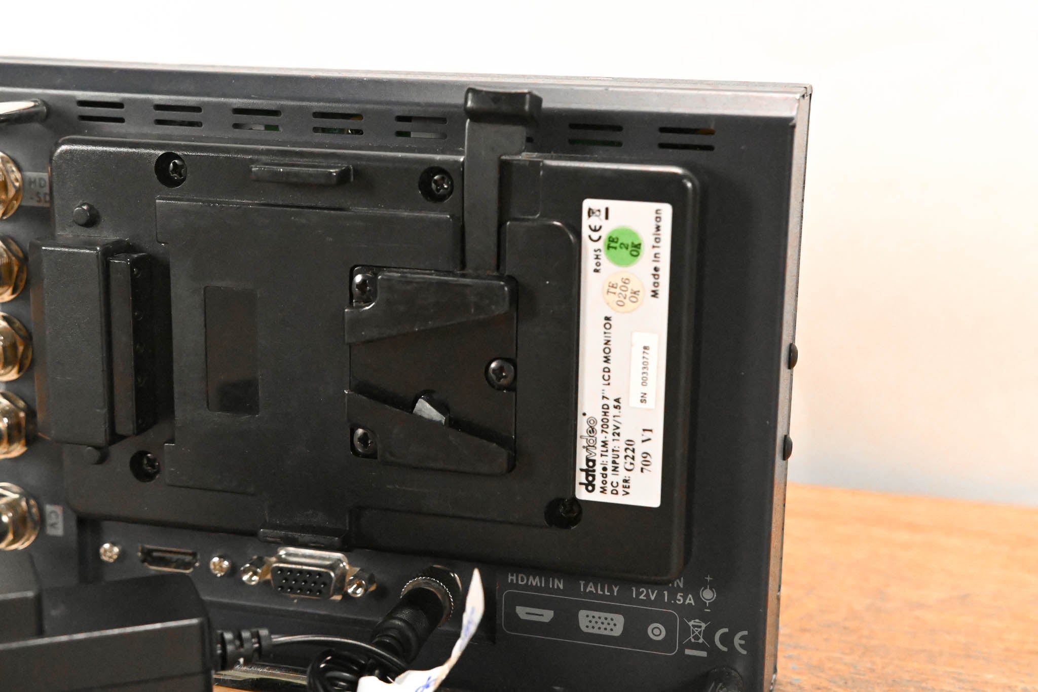 Datavideo TLM-700HD 7" HD/SD TFT LCD Monitor w/ V-Mount Battery Adapter