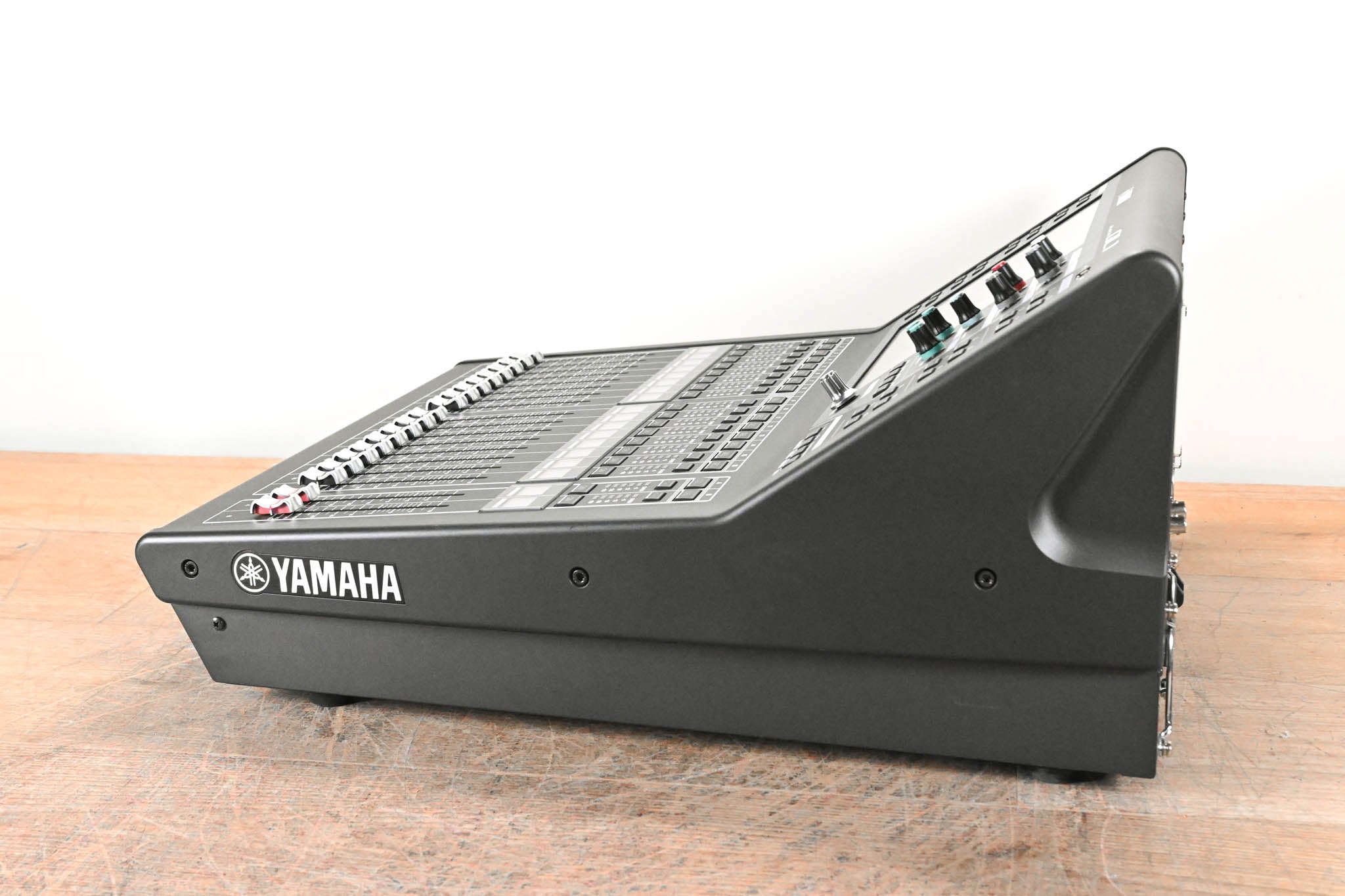 Yamaha QL1 16-Input / 8-Output Digital Mixing Console