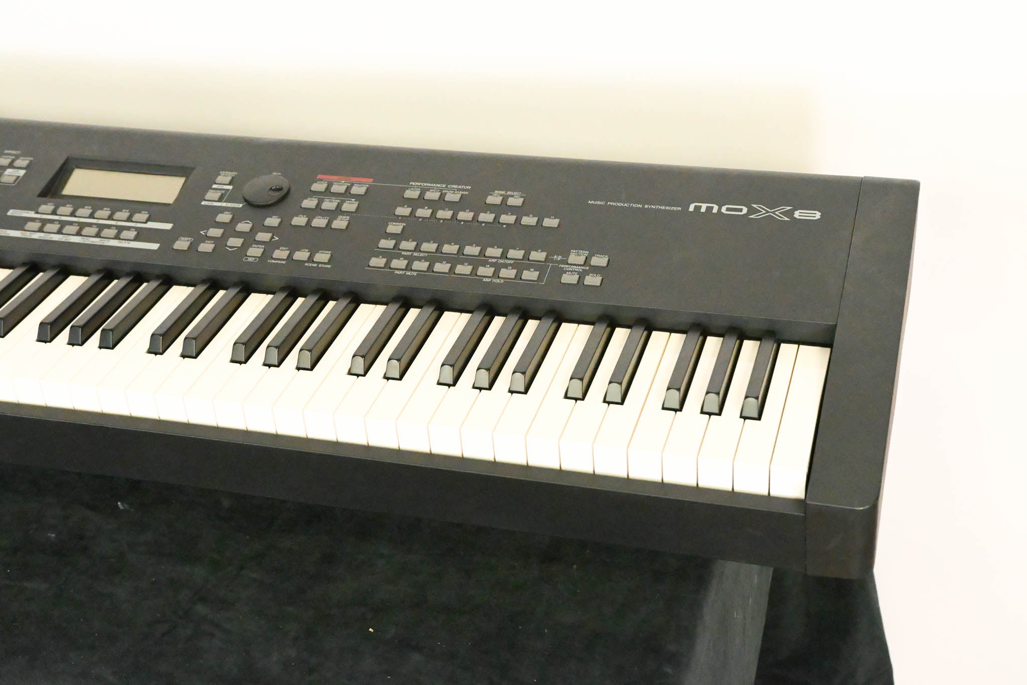 Yamaha MOX8 88-Key Synthesizer Workstation (NO POWER SUPPLY)