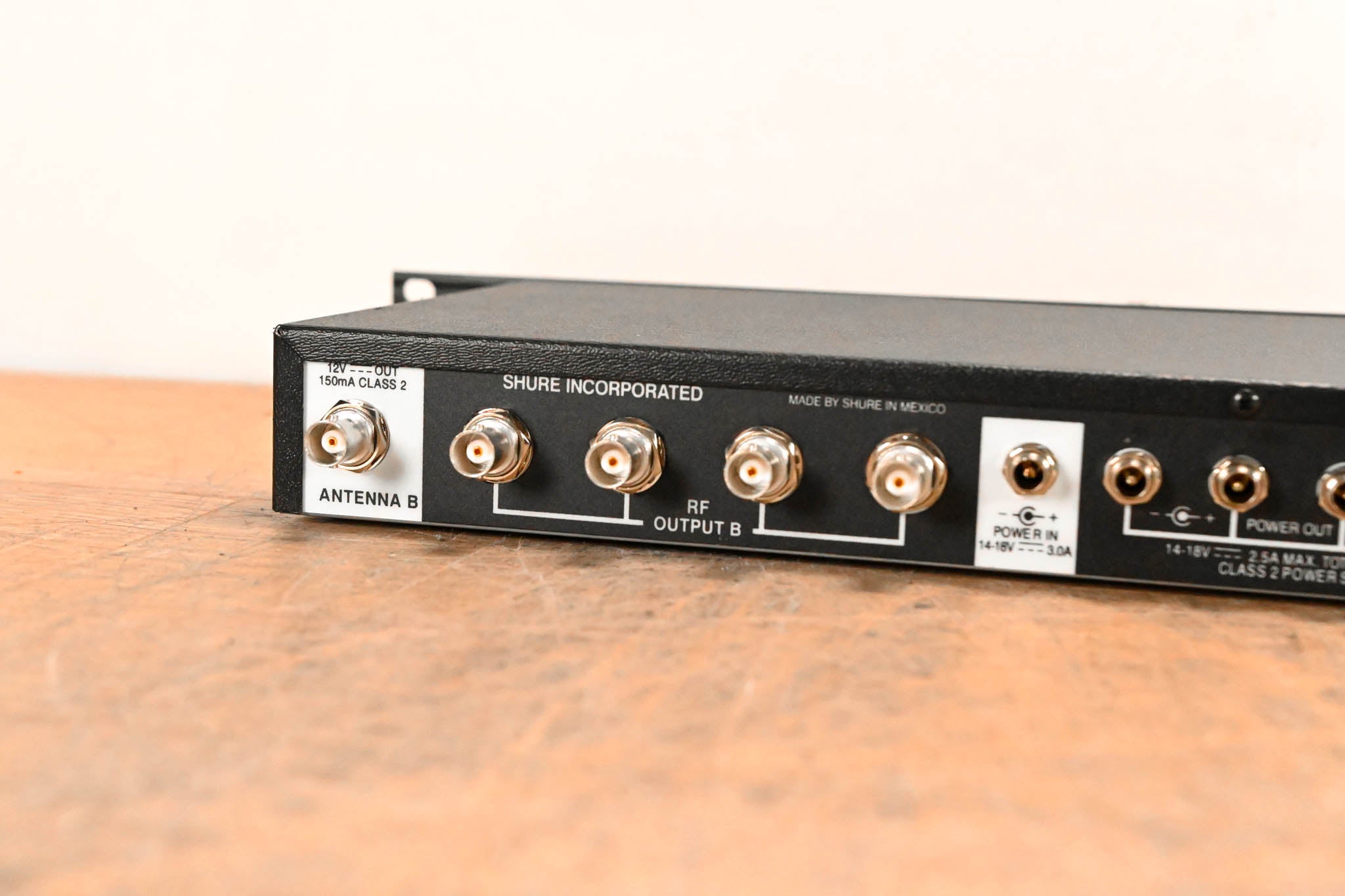 Shure UA844SWB Antenna Distribution System - 470-952 MHz NO POWER SUPPLY