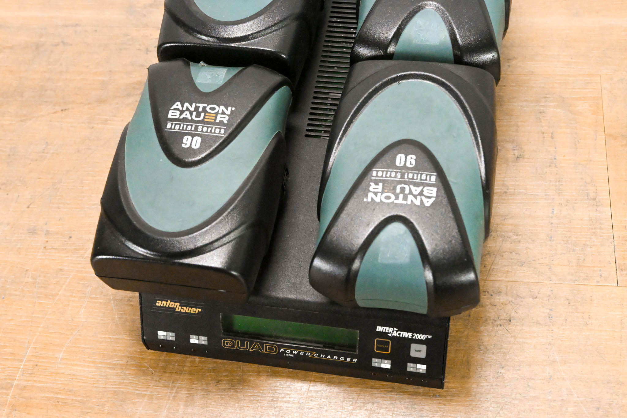 Anton Bauer Q-2702 Interactive 2000 QUAD PowerCharger w/ 4x Batteries