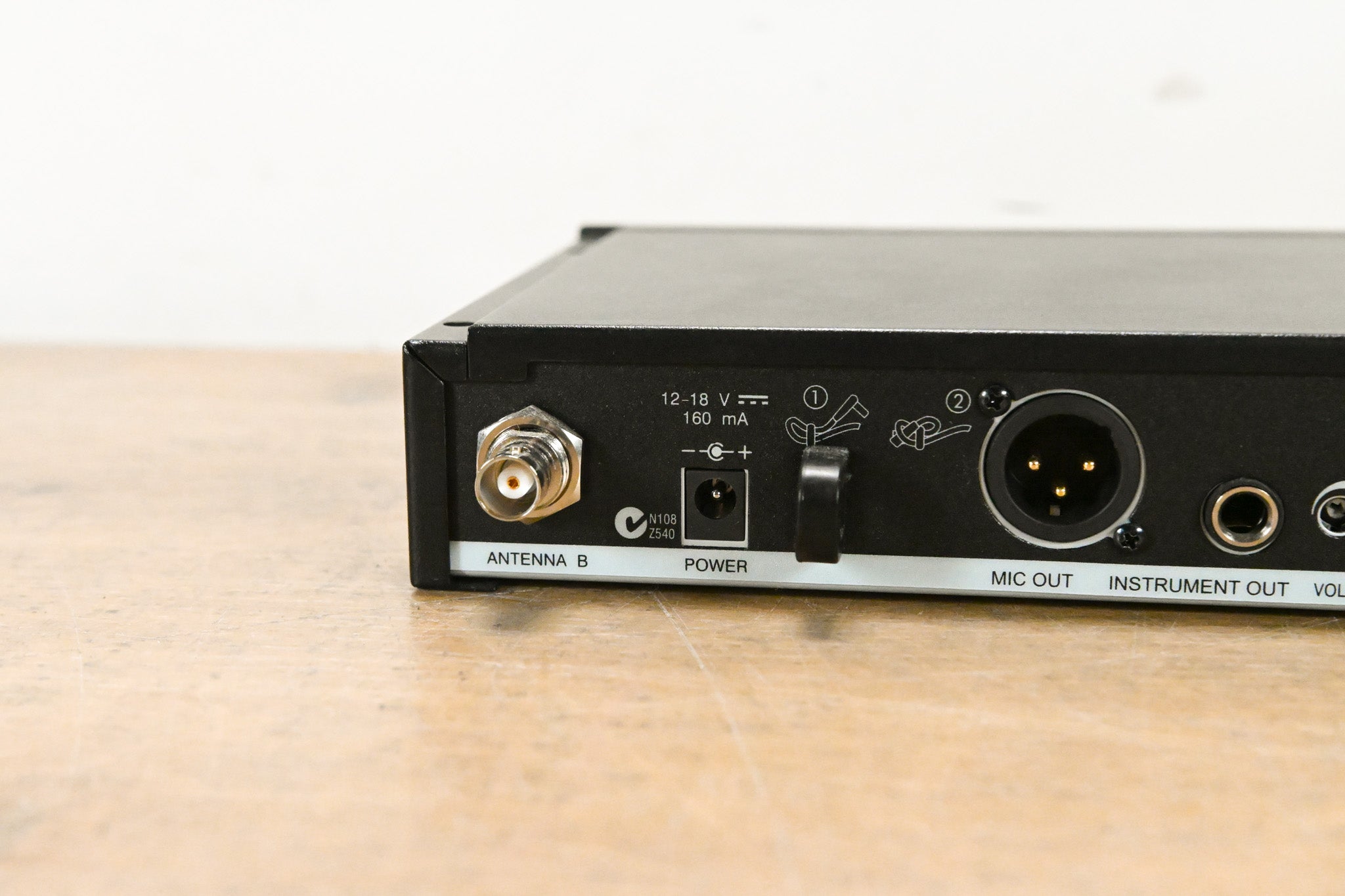 Shure SLX4 Wireless Receiver - J3 Band: 572-596 MHz (NO POWER SUPPLY)