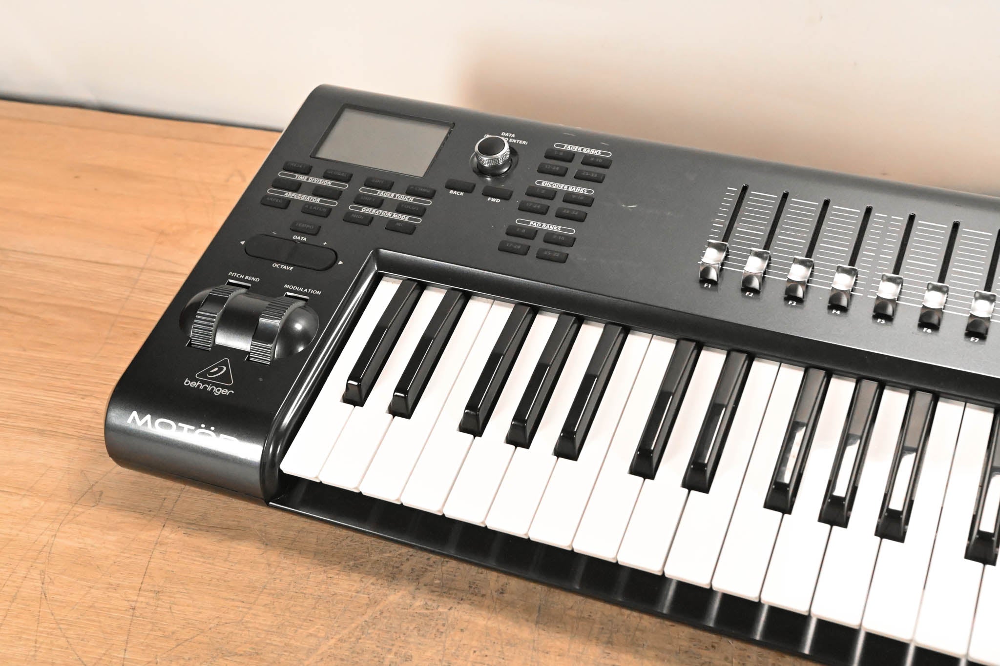 Behringer Motor 61 61-Key USB/MIDI Controller Keyboard (NO POWER SUPPLY)