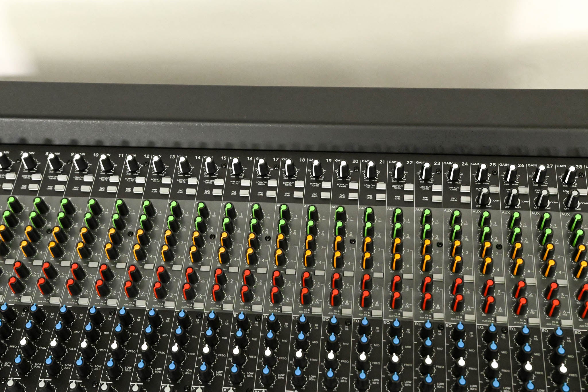 Mackie 3204VLZ4 32-Channel 4-Bus Effects Mixer with USB