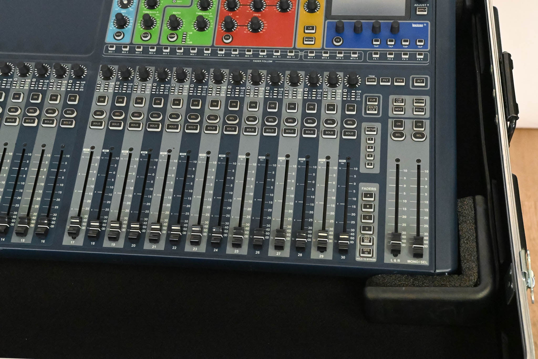 Soundcraft Si Expression 3 32-Channel Digital Mixer with SKB Case