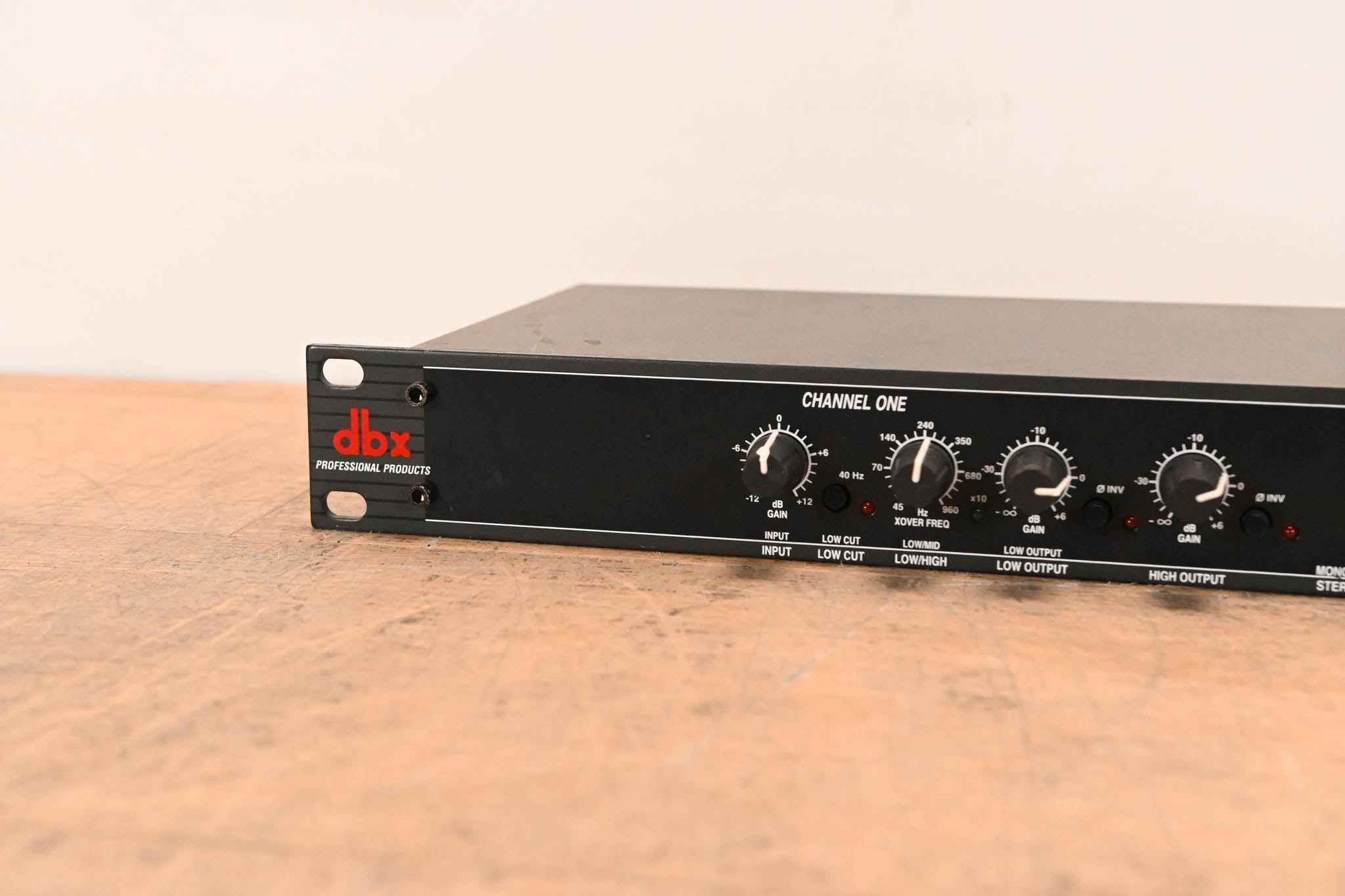 dbx 223 Stereo 2-Way / Mono 3-Way Crossover