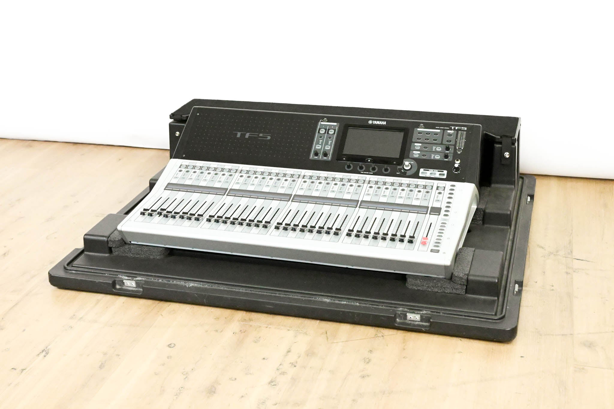 Yamaha TF5 32-Input Digital Mixing Console with Road Case