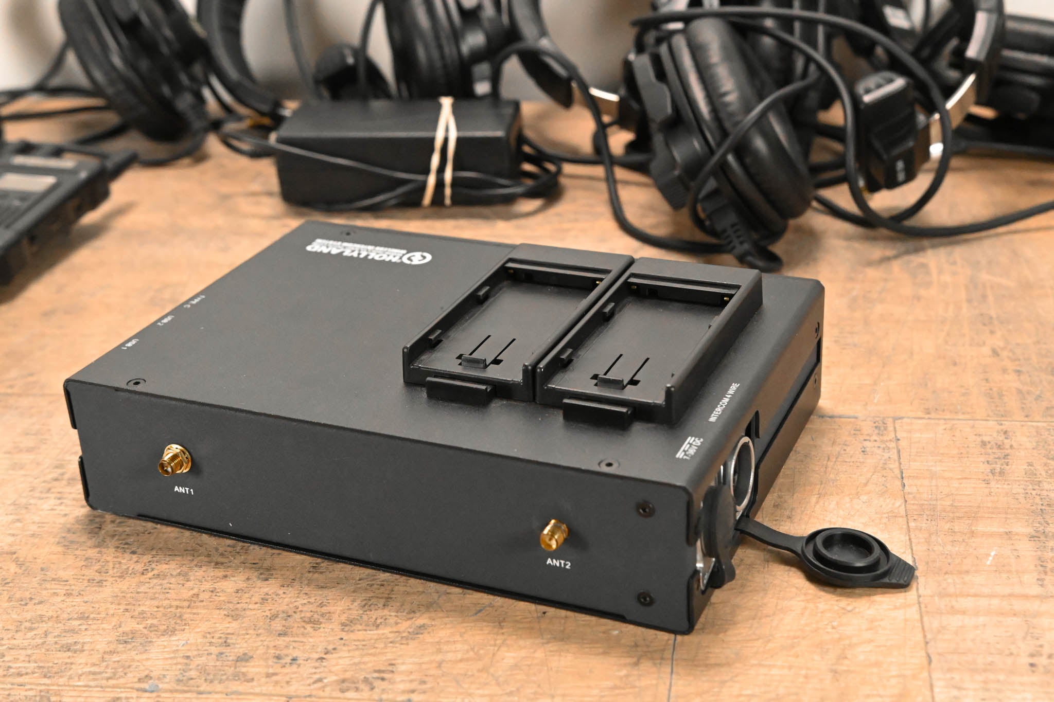 Hollyland Mars T1000 Full-Duplex Intercom System with four Transceivers