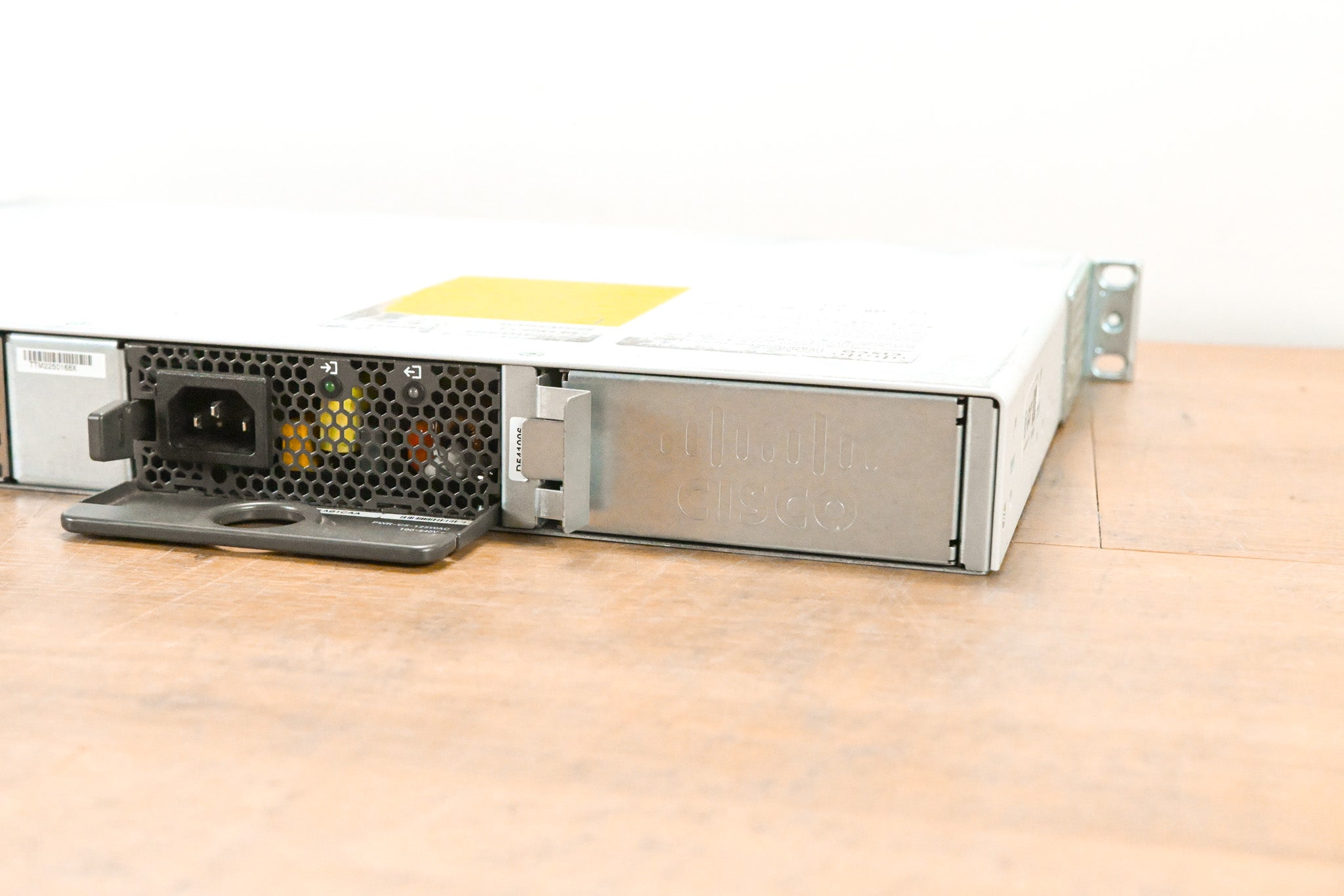 Cisco Catalyst C9200L-24T-4G-E V01 24-Port PoE+ Switch with 4x1G Uplinks