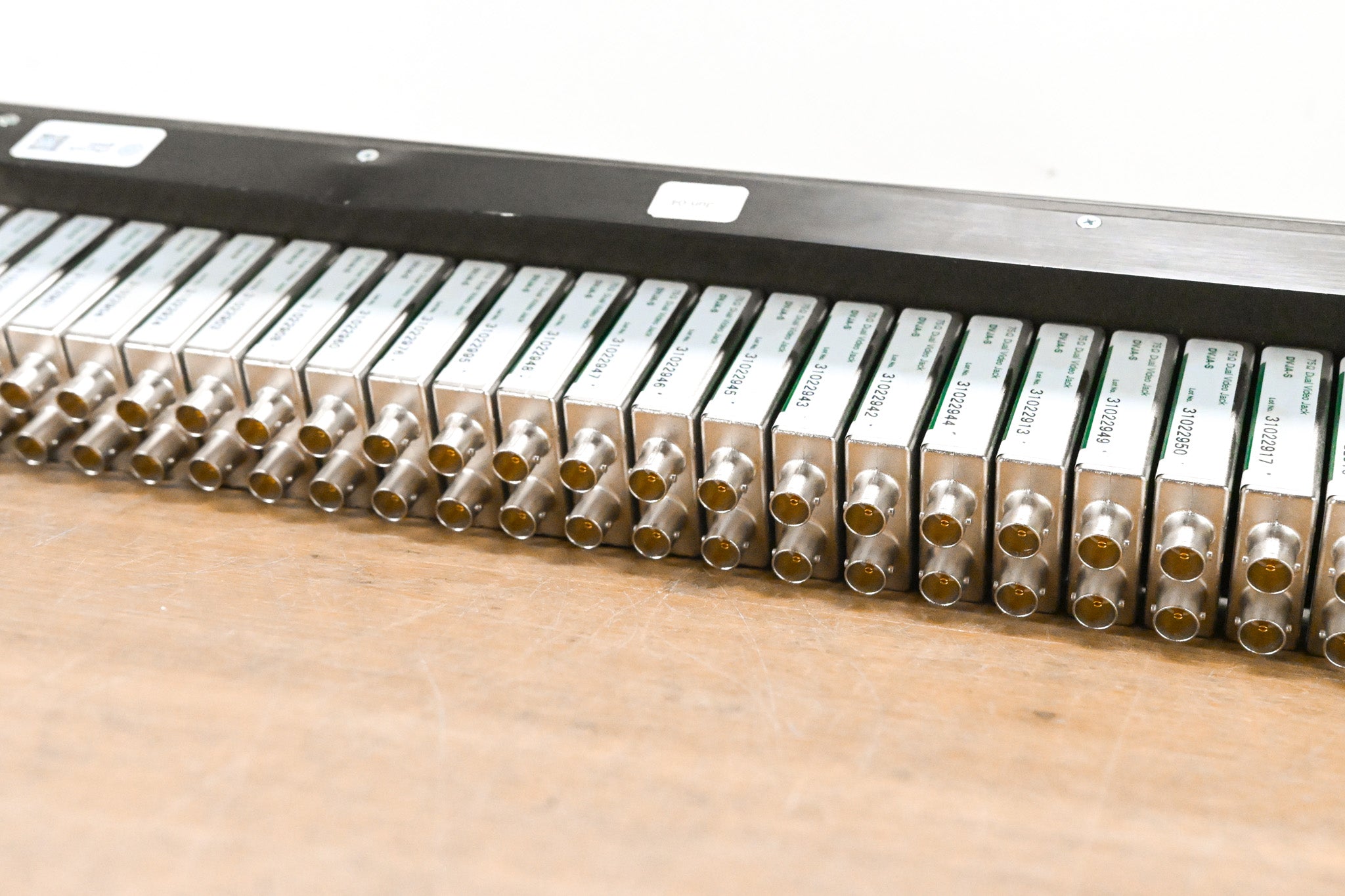 Canare 26DV-2U Digital Video Patchbay w/ DVJA-S 75Ω Modules
