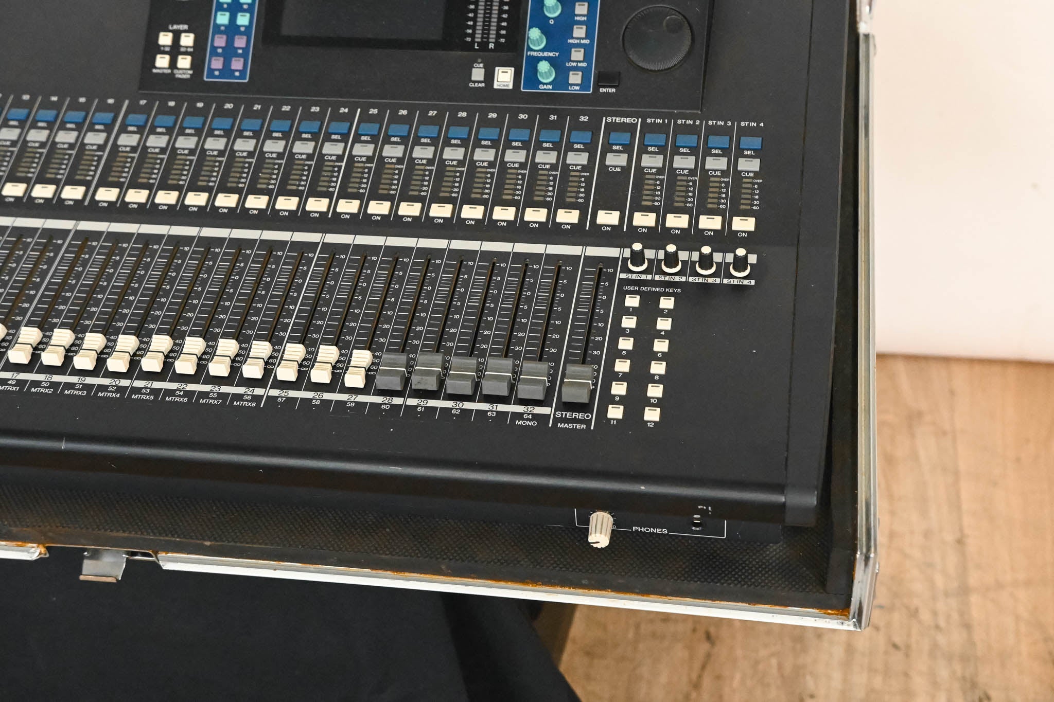 Yamaha LS9-32 32-Channel Digital Mixing Console with Road Case