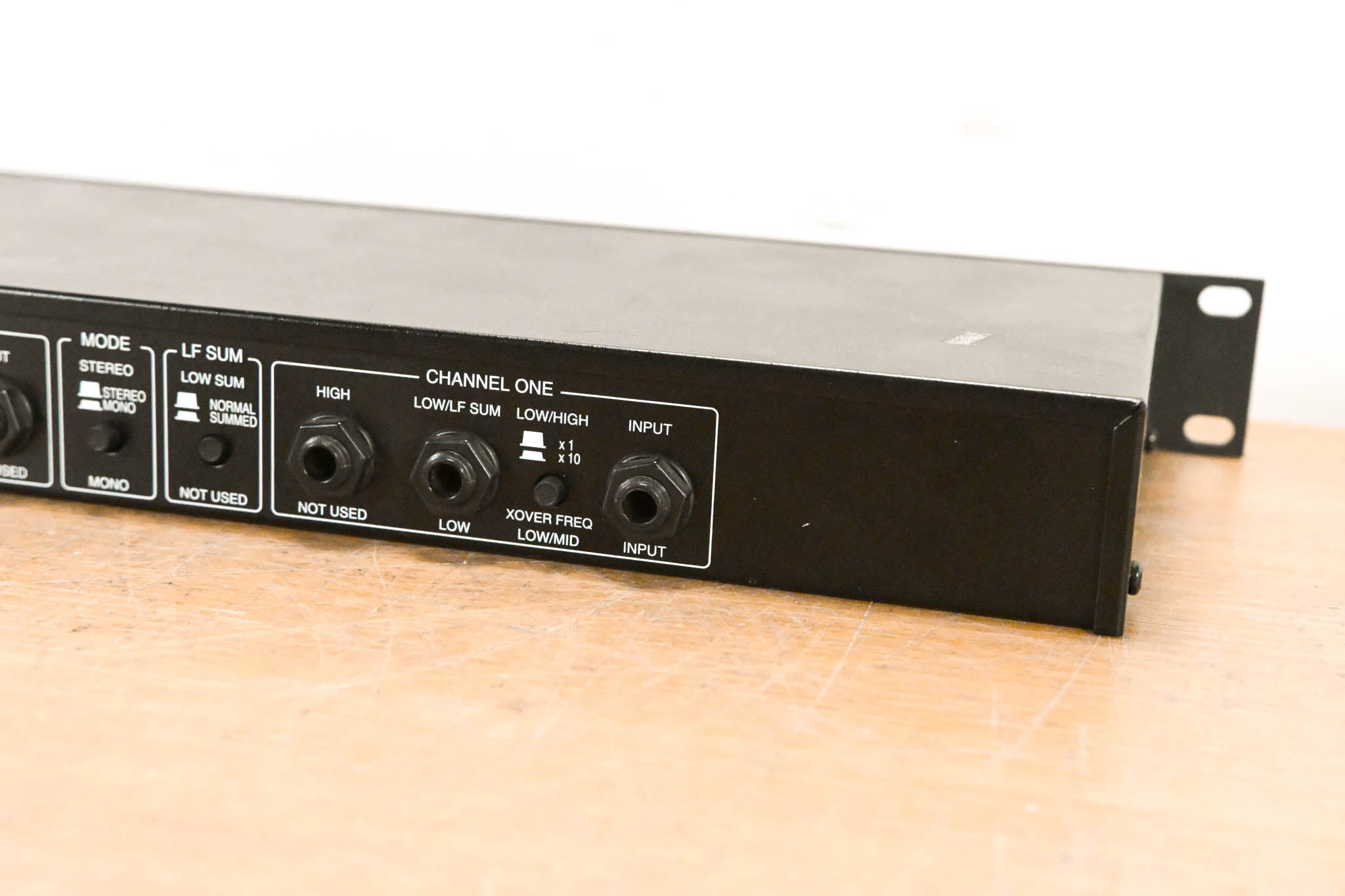 dbx 223 Stereo 2-Way / Mono 3-Way Crossover